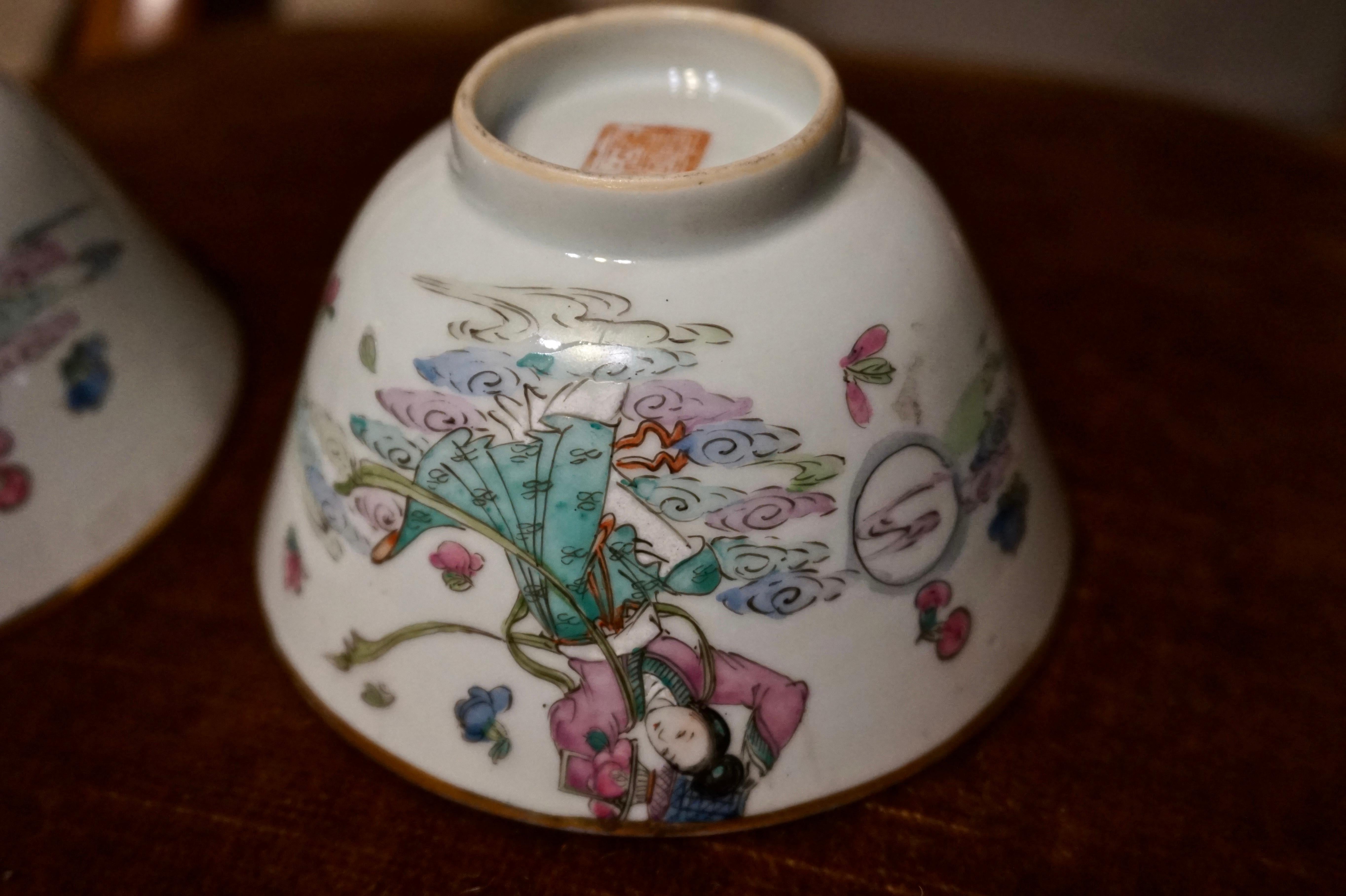 Chinesische Export-Keramikschalen mit zart handgemalter Szene eines Frühlingstanzes. Sie erscheinen in gutem Zustand. Gestempelt,
ca. 1920er Jahre.
  