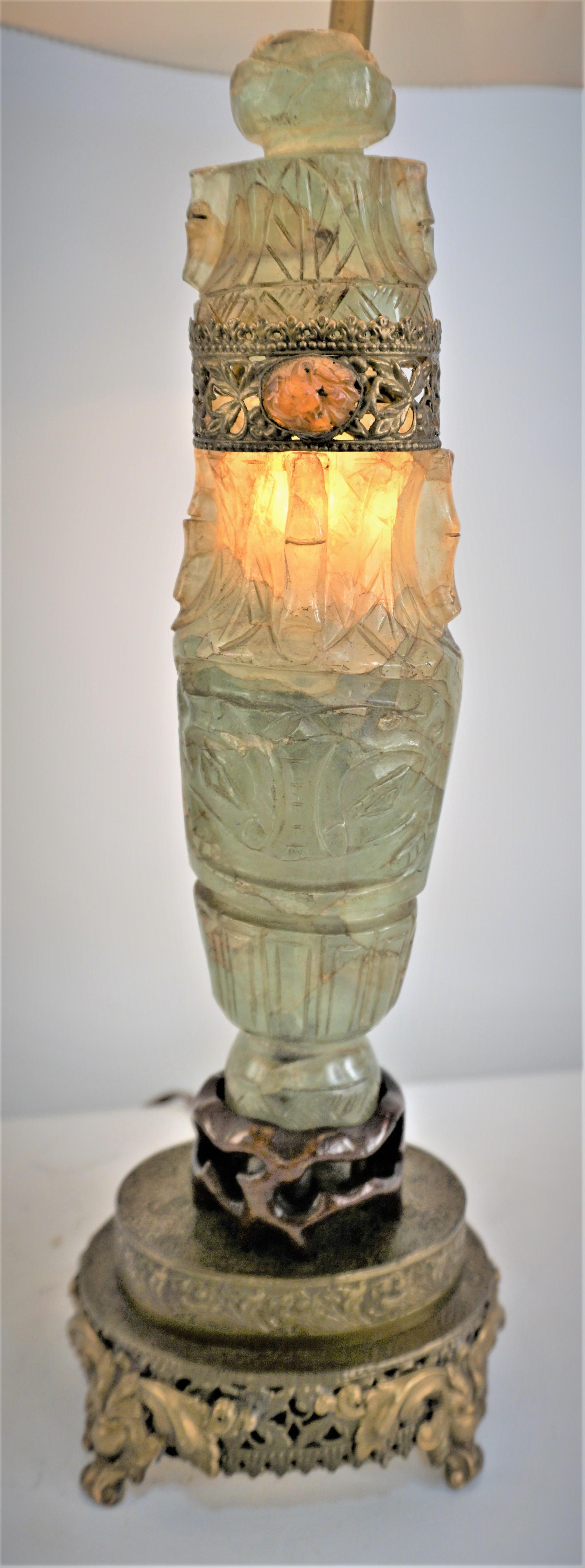 Antike chinesische handgeschnitzte grüne Jade Tischlampe mit Palisander und Messing Basis, es ist Nachtlicht im Inneren der grünen Jade.
Diese Lampe ist mit einem handgefertigten Lampenschirm aus Seide ausgestattet.
Professionell neu verkabelt und