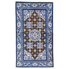 Tapis chinois en laine de Pékin des années 1920 fabriqué à la main avec un motif allover en marron et bleu