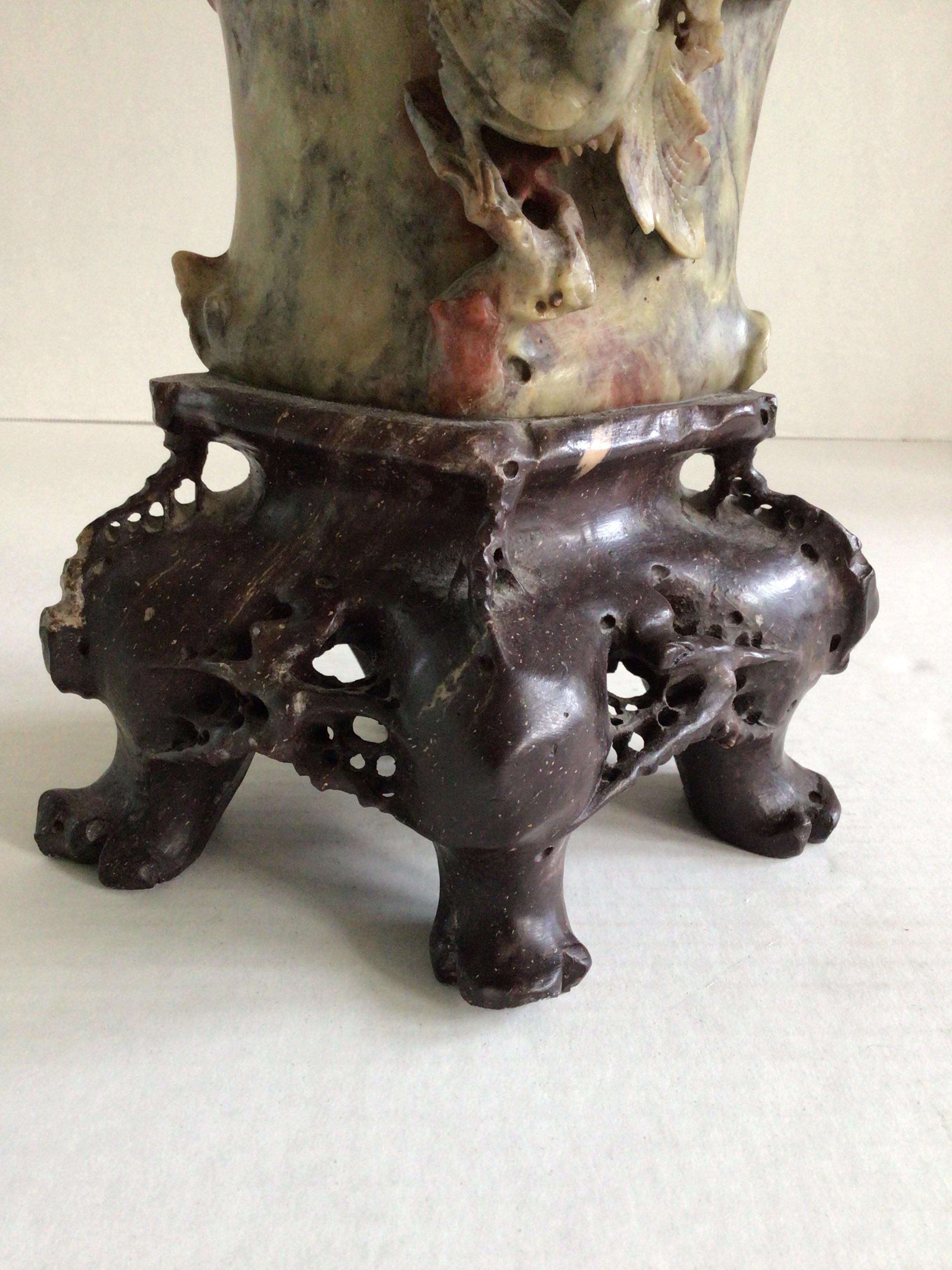 Vase chinois des années 1920 sculpté à la main, à motifs floraux et oiseaux en vente 3