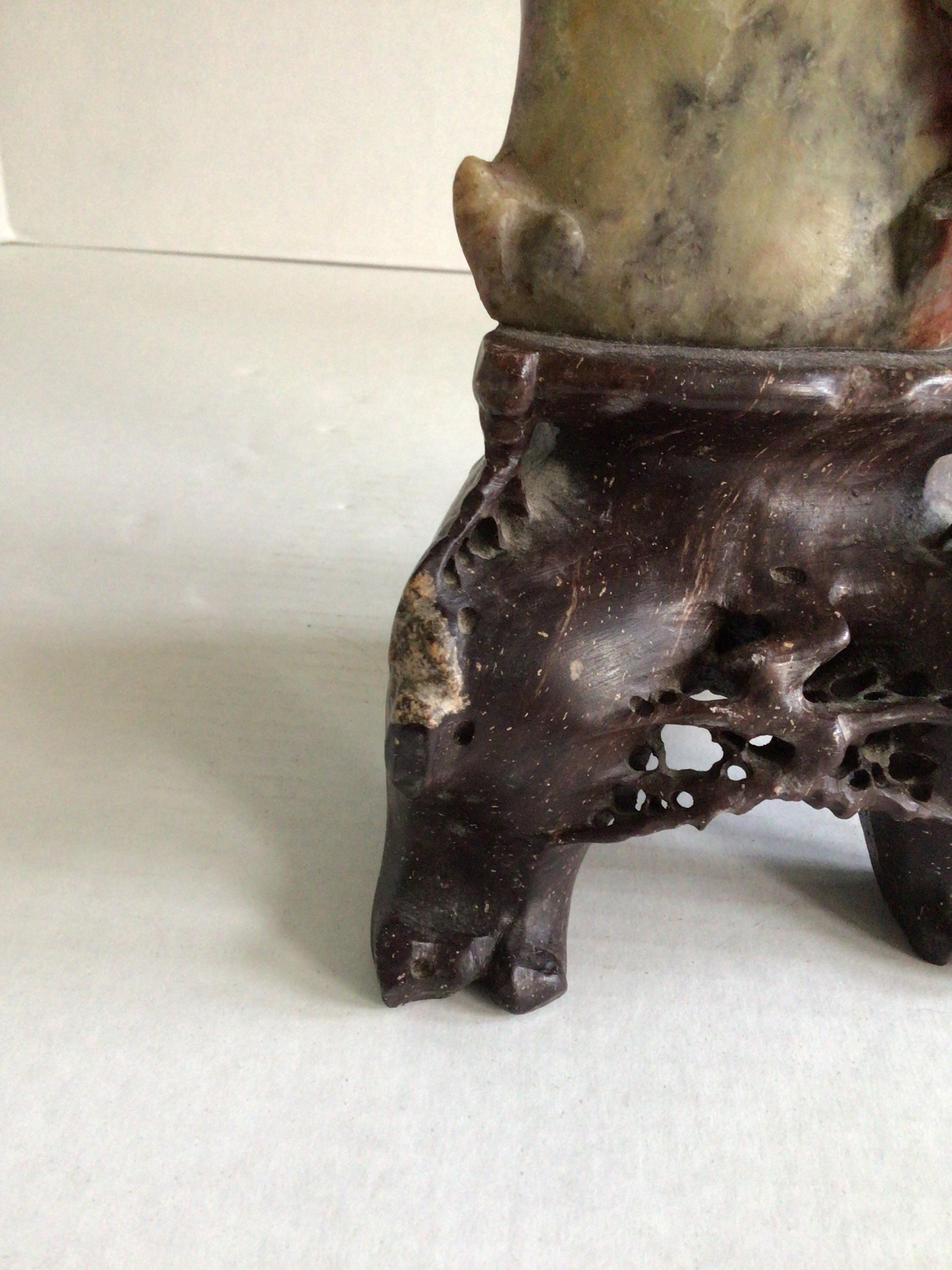 Vase chinois des années 1920 sculpté à la main, à motifs floraux et oiseaux en vente 4