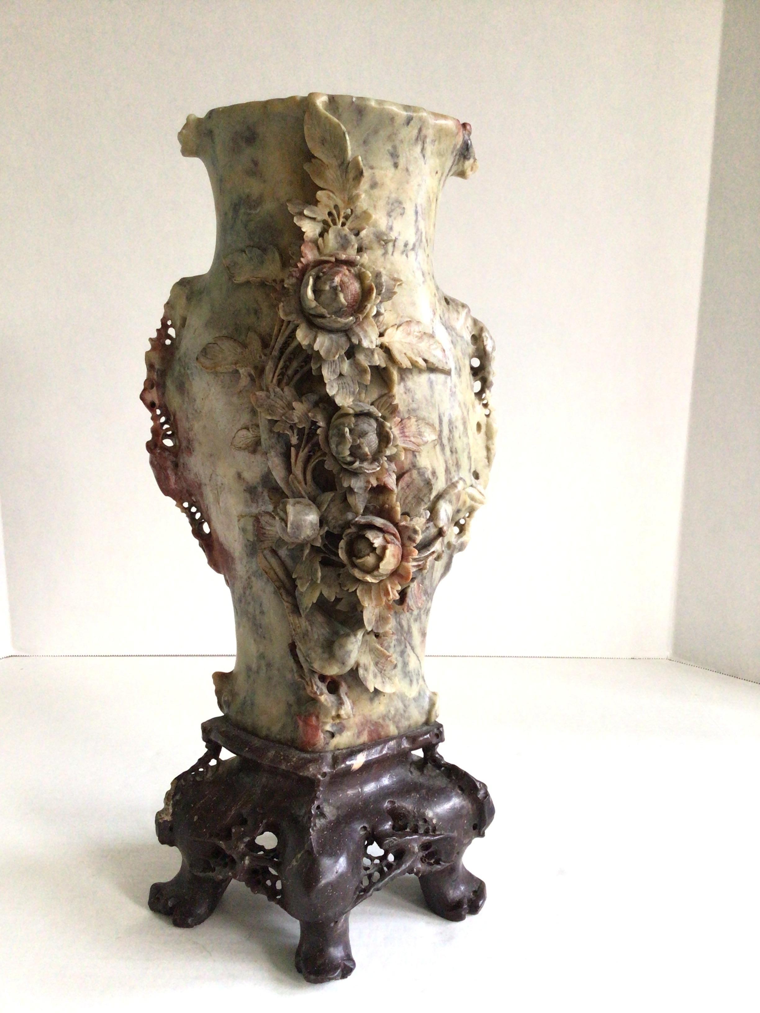 Vase chinois des années 1920 sculpté à la main, à motifs floraux et oiseaux
Tout d'une pièce - la base et le vase sont indissociables 
Magnifiquement décoré au recto d'une branche de fleur et d'un oiseau en haut-relief. 
Le vase et le support sont