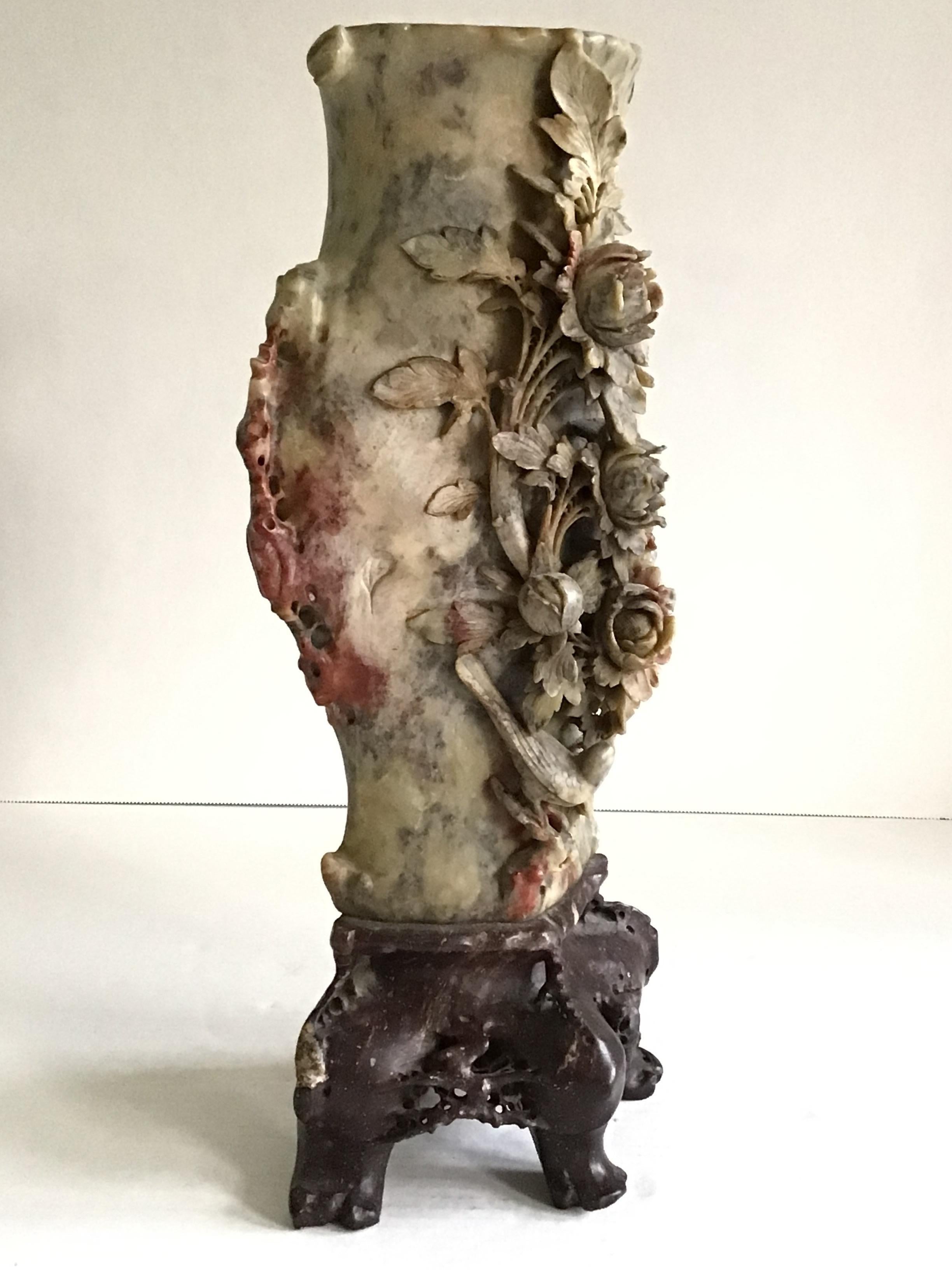 Inconnu Vase chinois des années 1920 sculpté à la main, à motifs floraux et oiseaux en vente