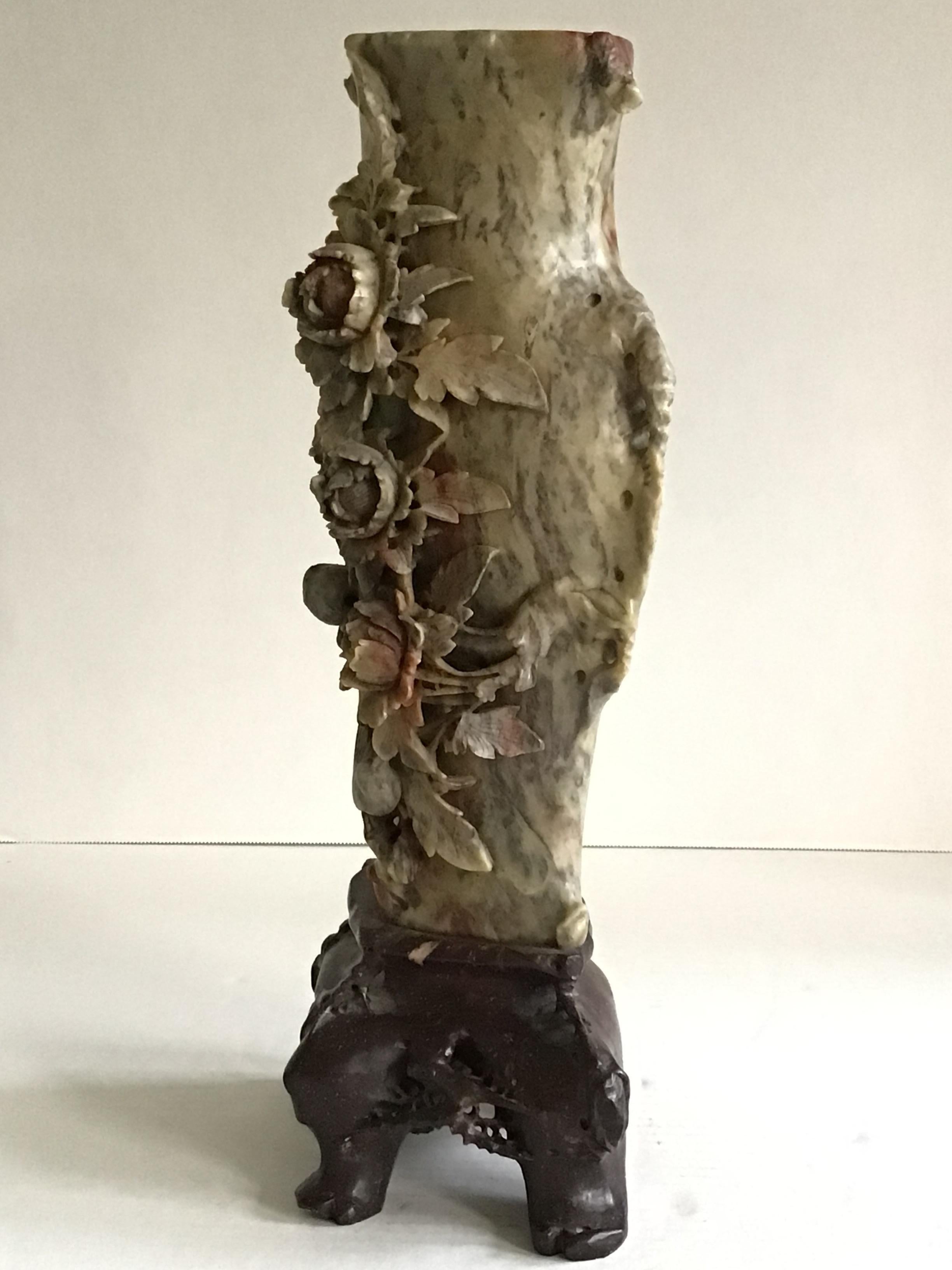 Sculpté à la main Vase chinois des années 1920 sculpté à la main, à motifs floraux et oiseaux en vente