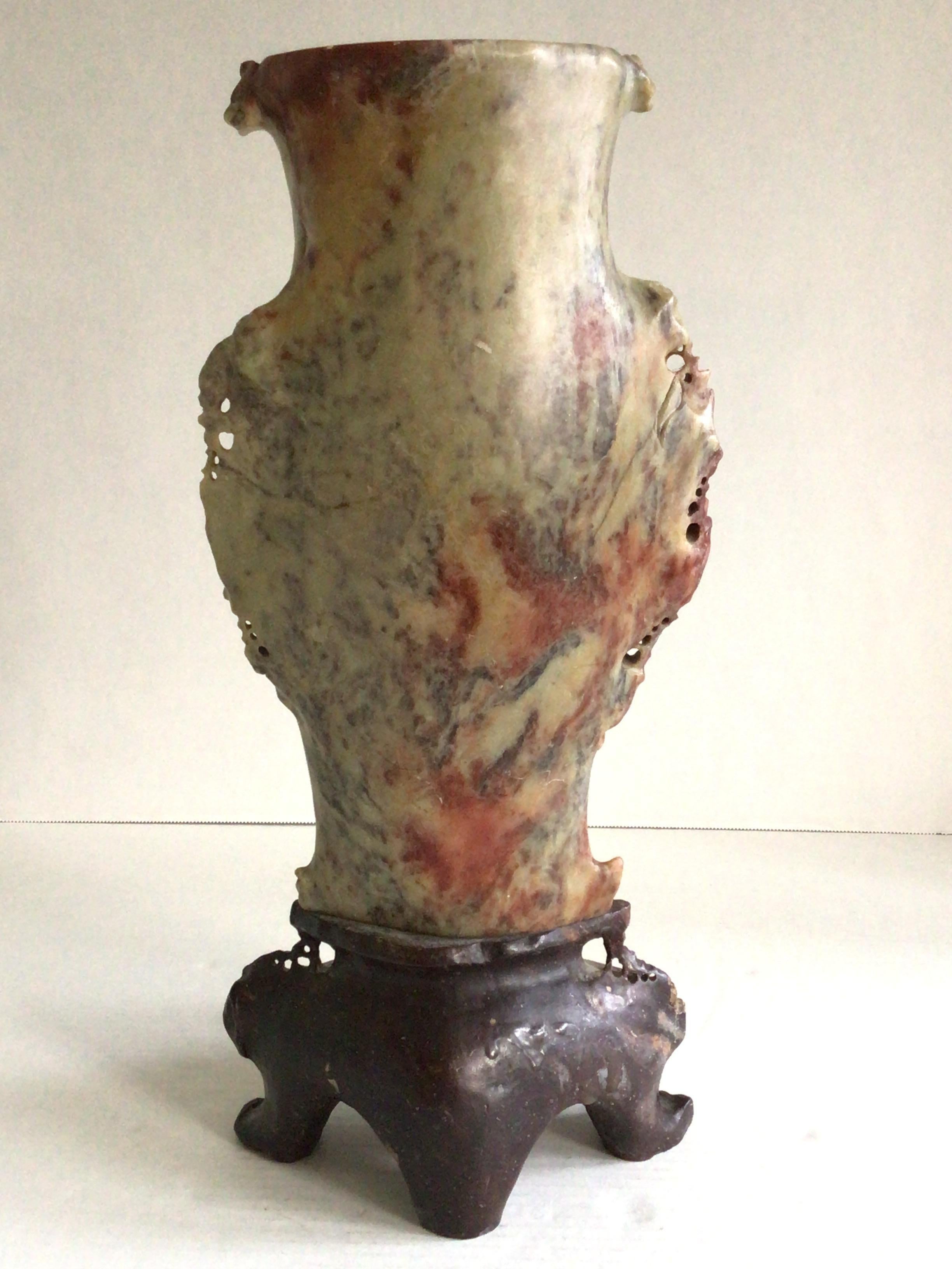 Vase chinois des années 1920 sculpté à la main, à motifs floraux et oiseaux Bon état - En vente à Tarrytown, NY