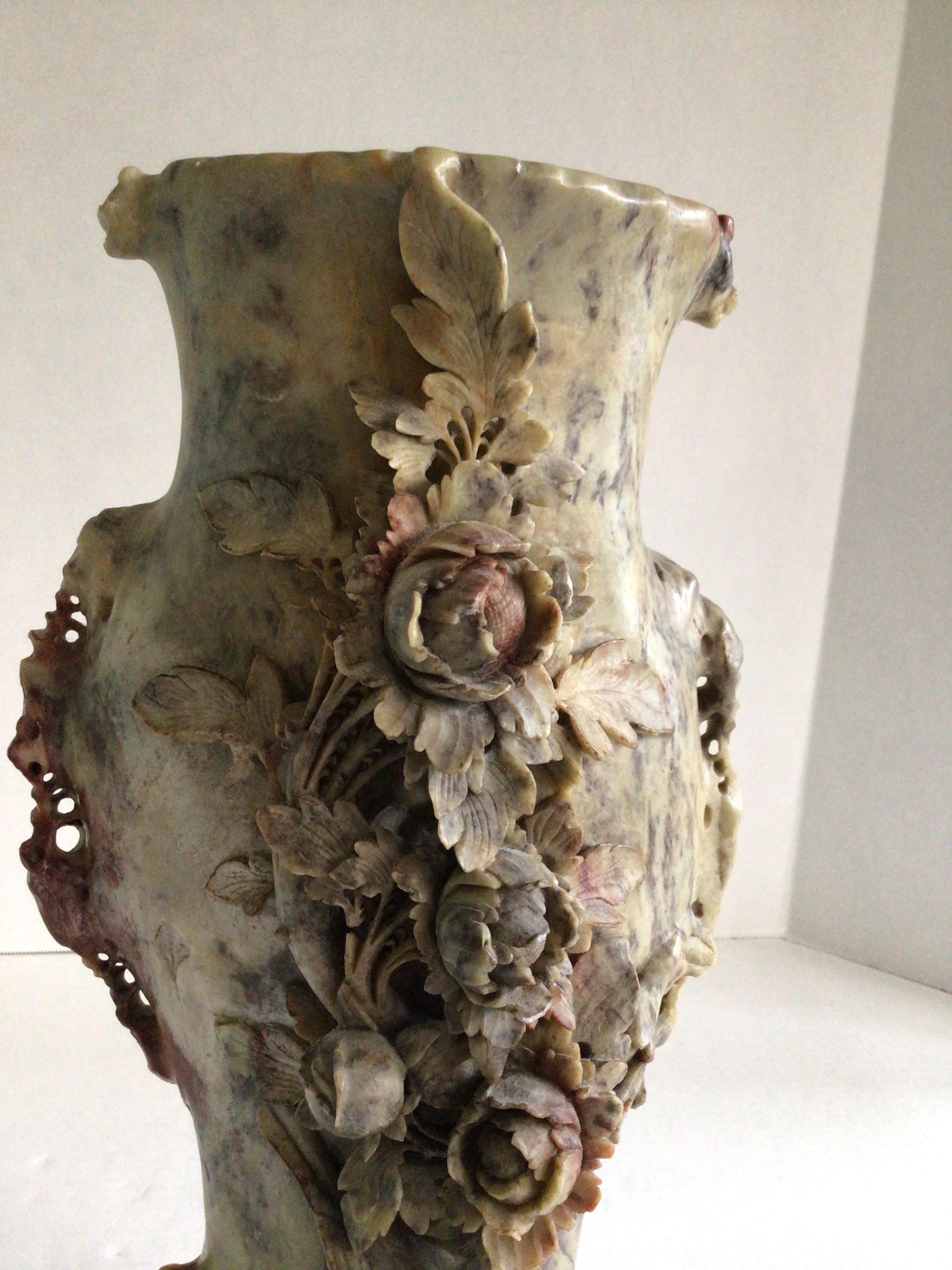 Début du 20ème siècle Vase chinois des années 1920 sculpté à la main, à motifs floraux et oiseaux en vente