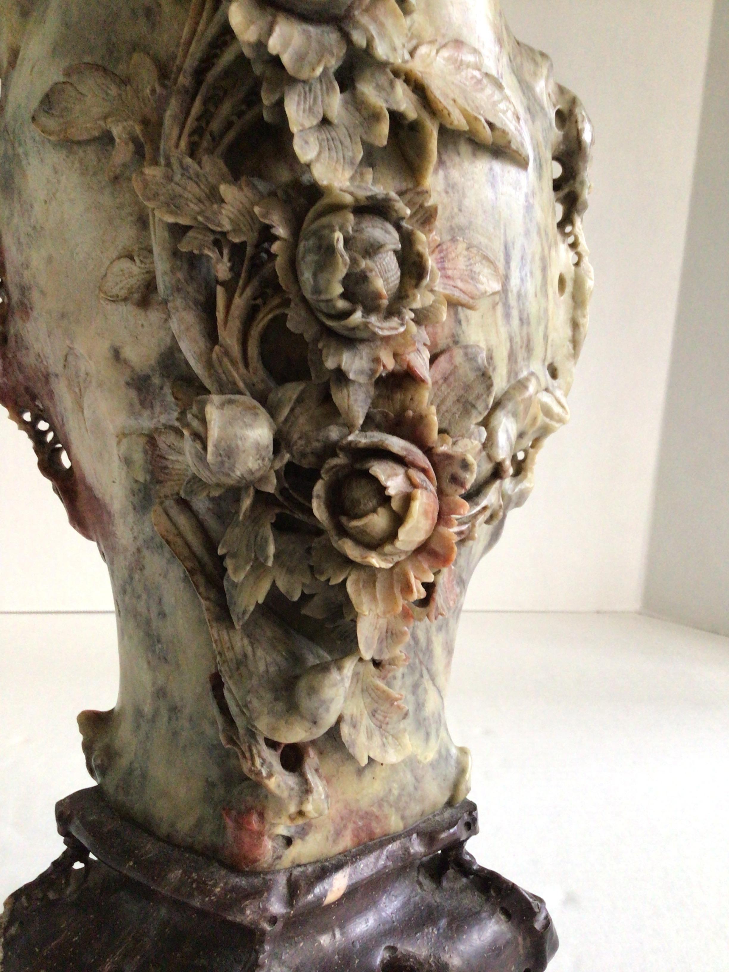 Stéatite Vase chinois des années 1920 sculpté à la main, à motifs floraux et oiseaux en vente
