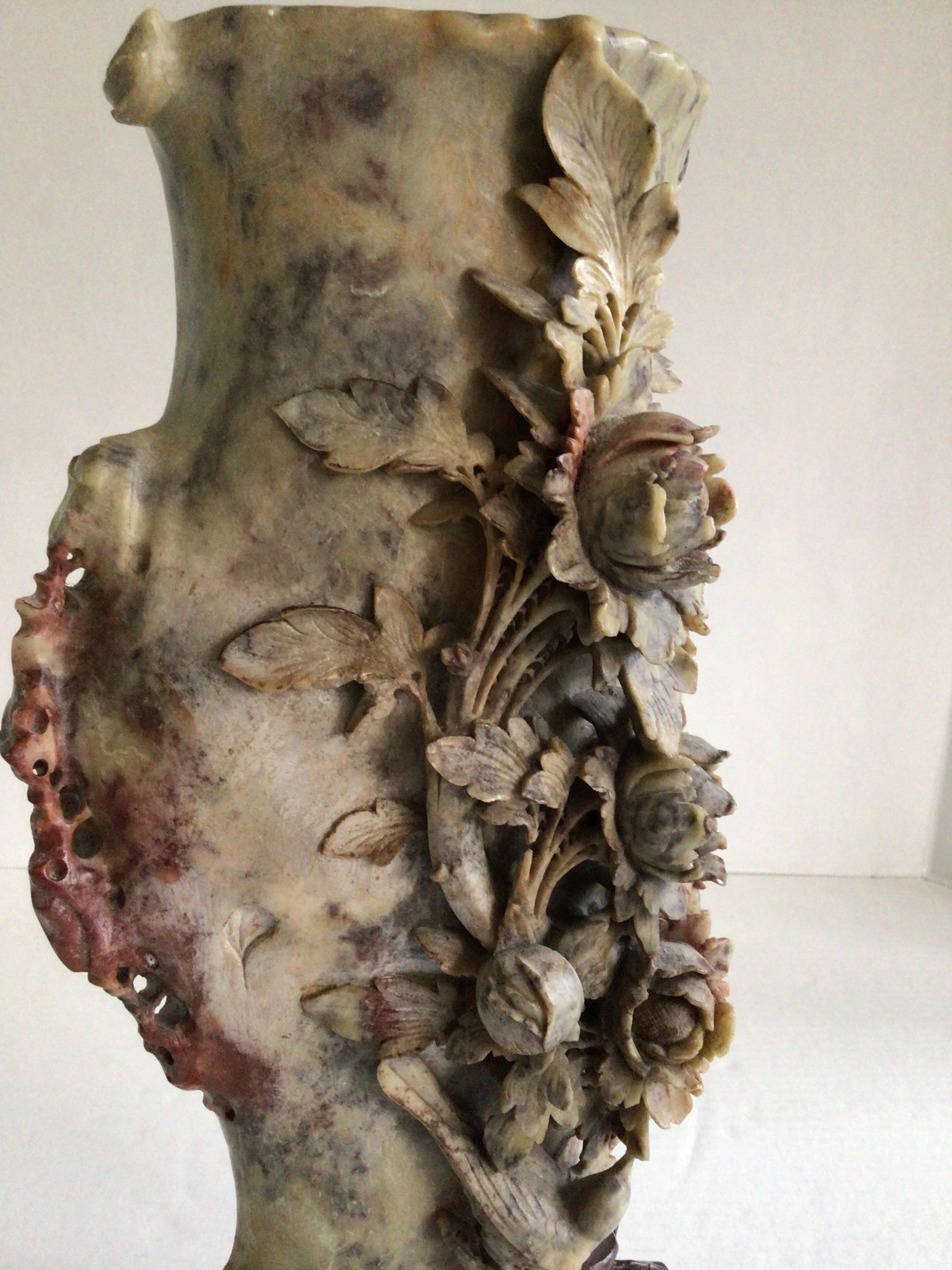 Vase chinois des années 1920 sculpté à la main, à motifs floraux et oiseaux en vente 1