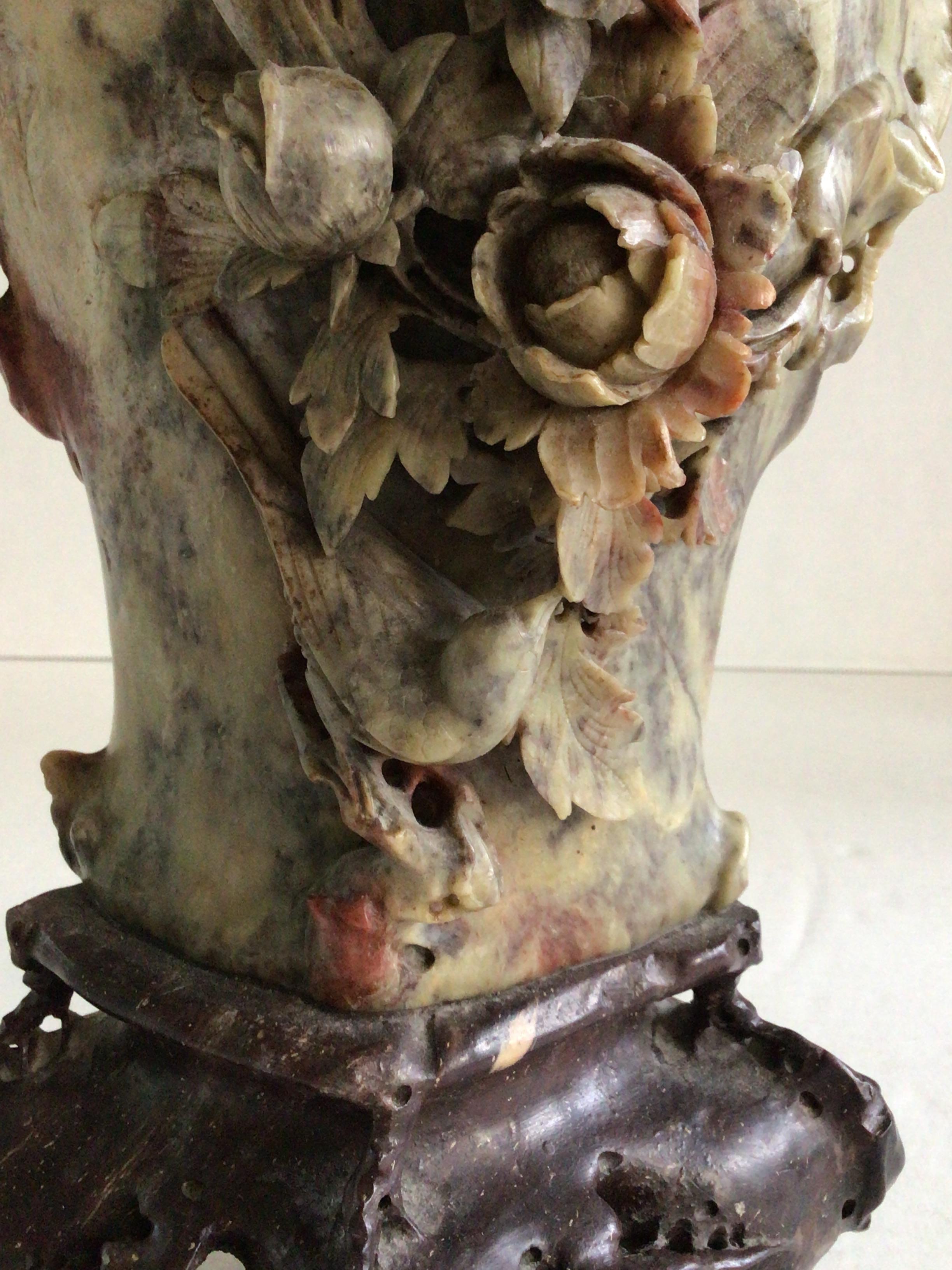 Vase chinois des années 1920 sculpté à la main, à motifs floraux et oiseaux en vente 2