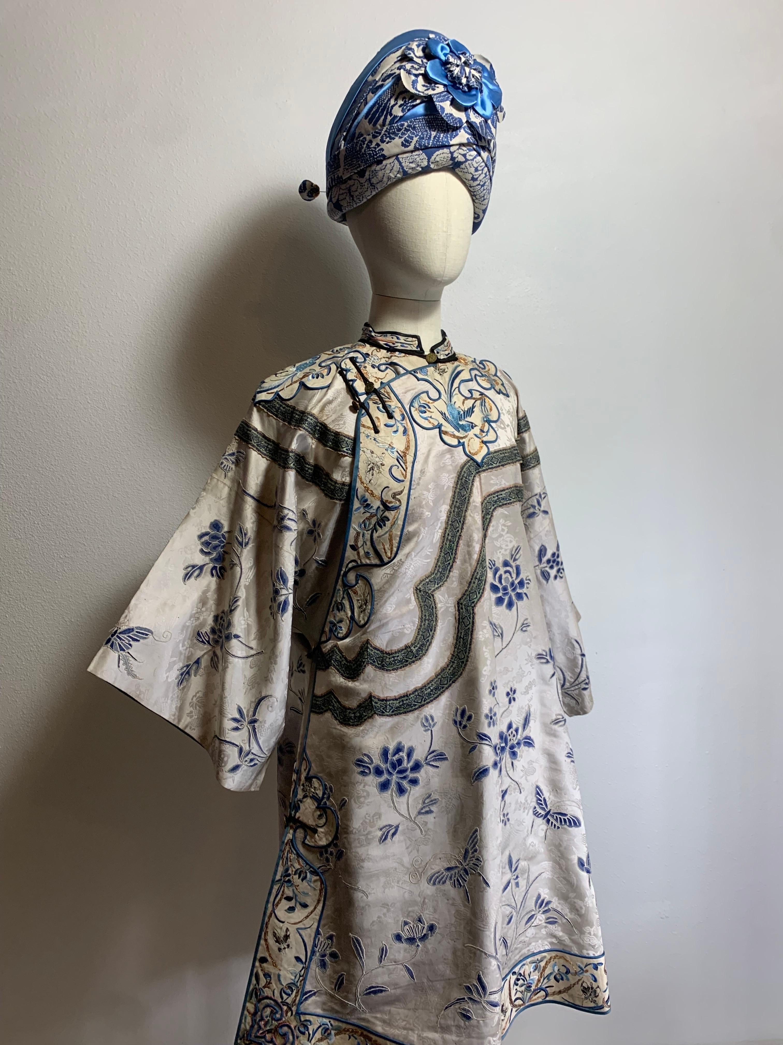 1920s Chinese Traditional Embroidered Side-Closure Silk Summer Coat in Blues For Sale 6