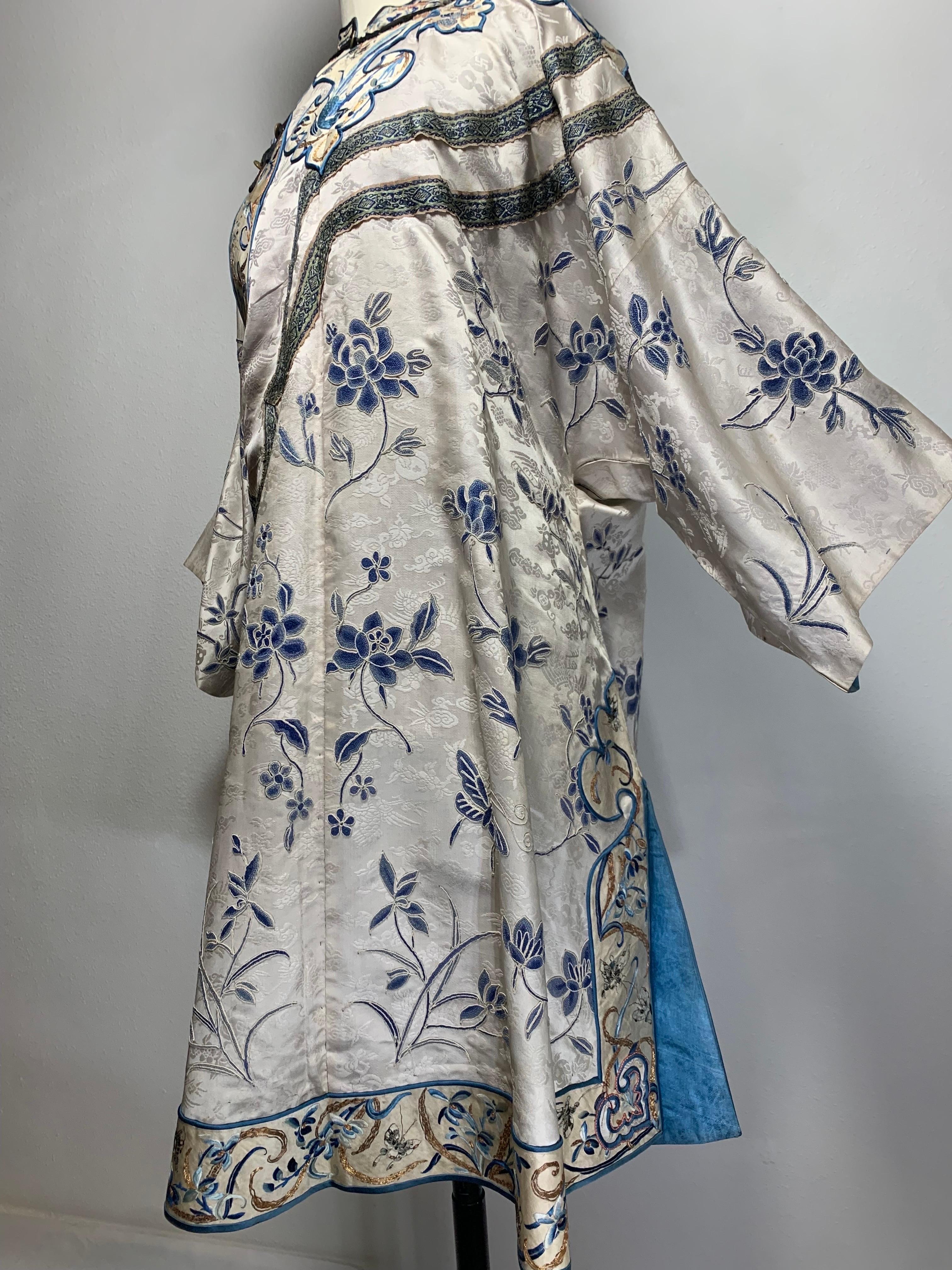 Women's 1920s Chinese Traditional Embroidered Side-Closure Silk Summer Coat in Blues For Sale