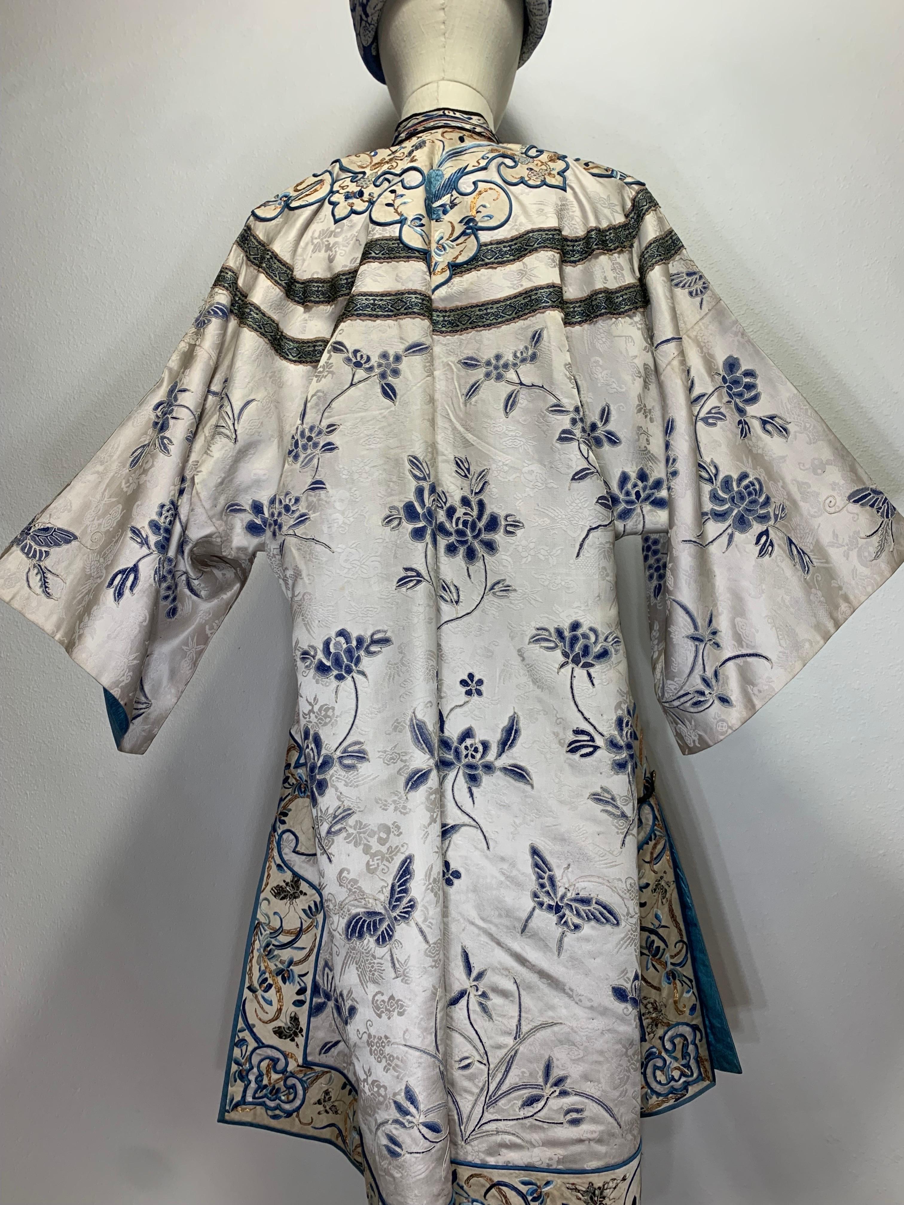 1920s Chinese Traditional Embroidered Side-Closure Silk Summer Coat in Blues For Sale 2