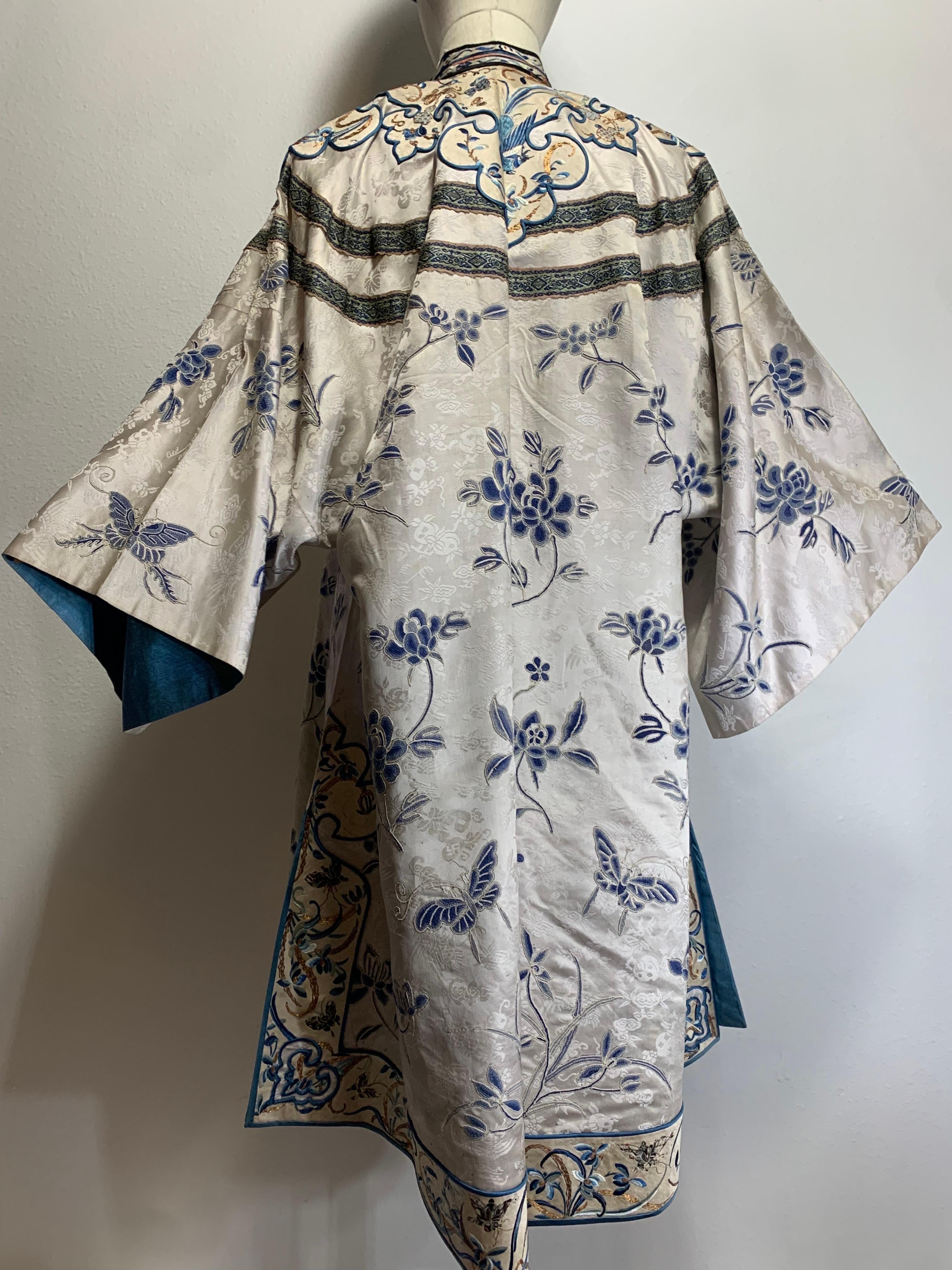 1920s Chinese Traditional Embroidered Side-Closure Silk Summer Coat in Blues For Sale 3