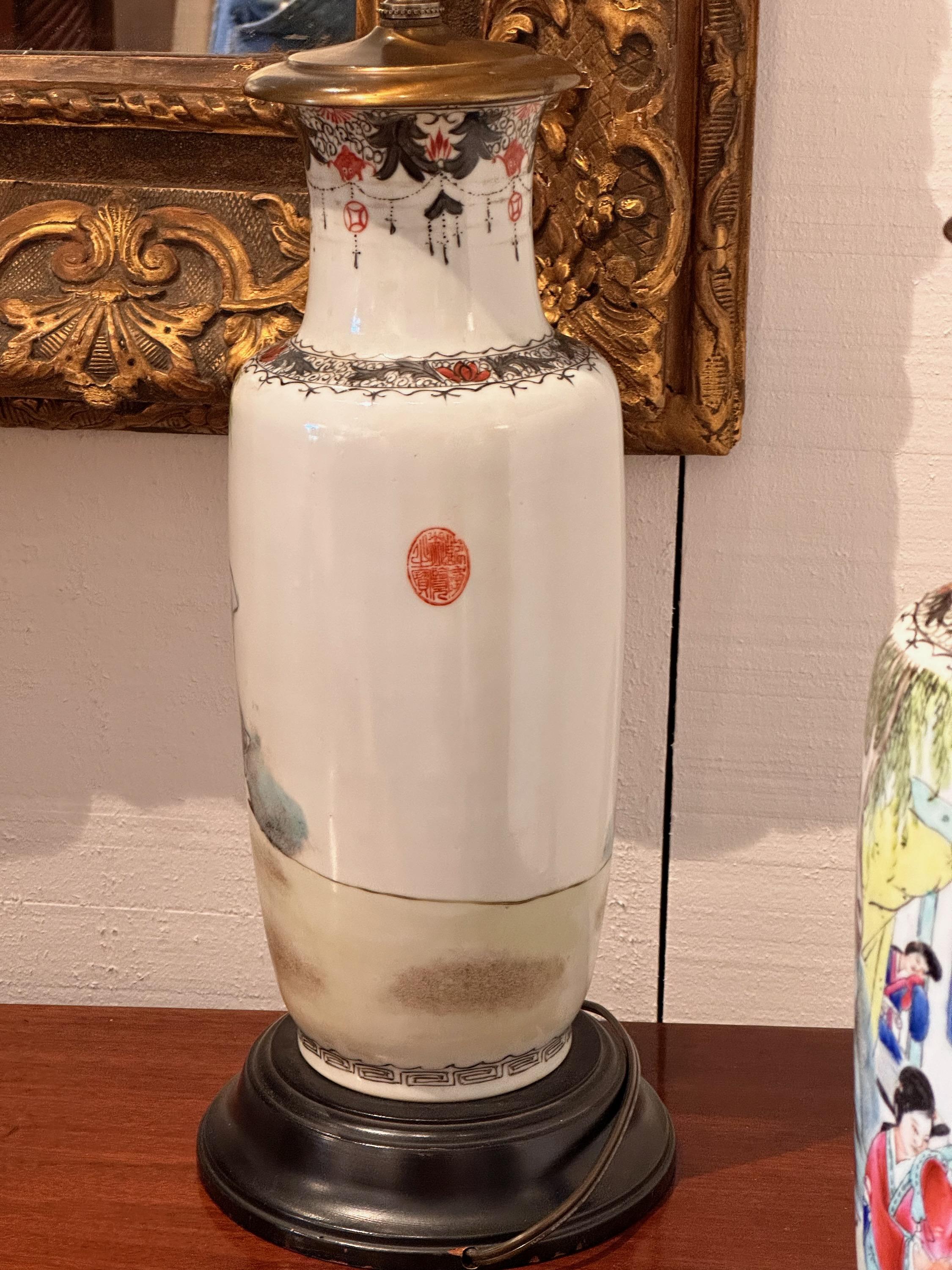 Paire de lampes chinoises en forme d'urne datant des années 1920 2