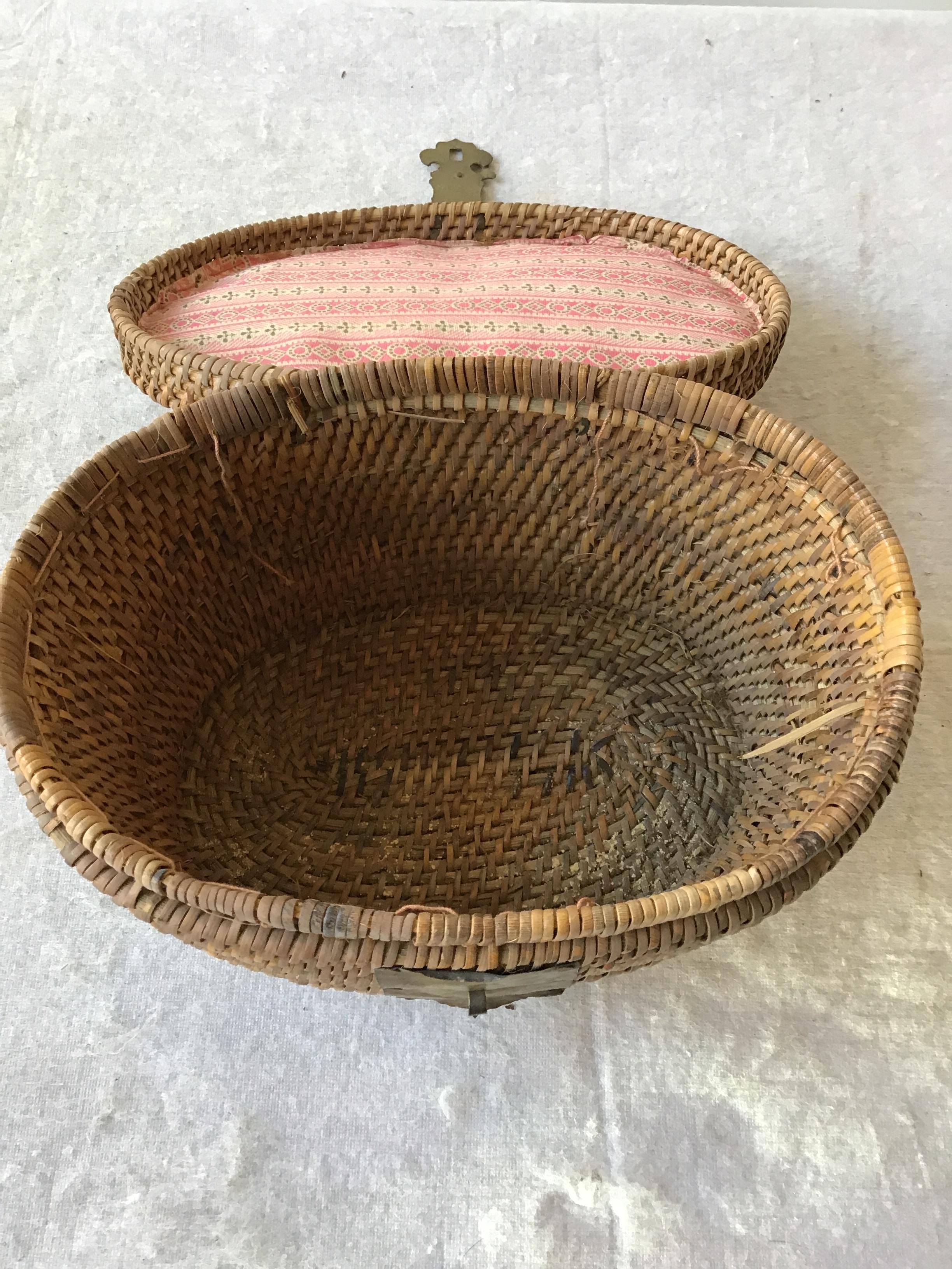 Cestino da pranzo cinese del 1920 in vimini e ottone in vendita 5