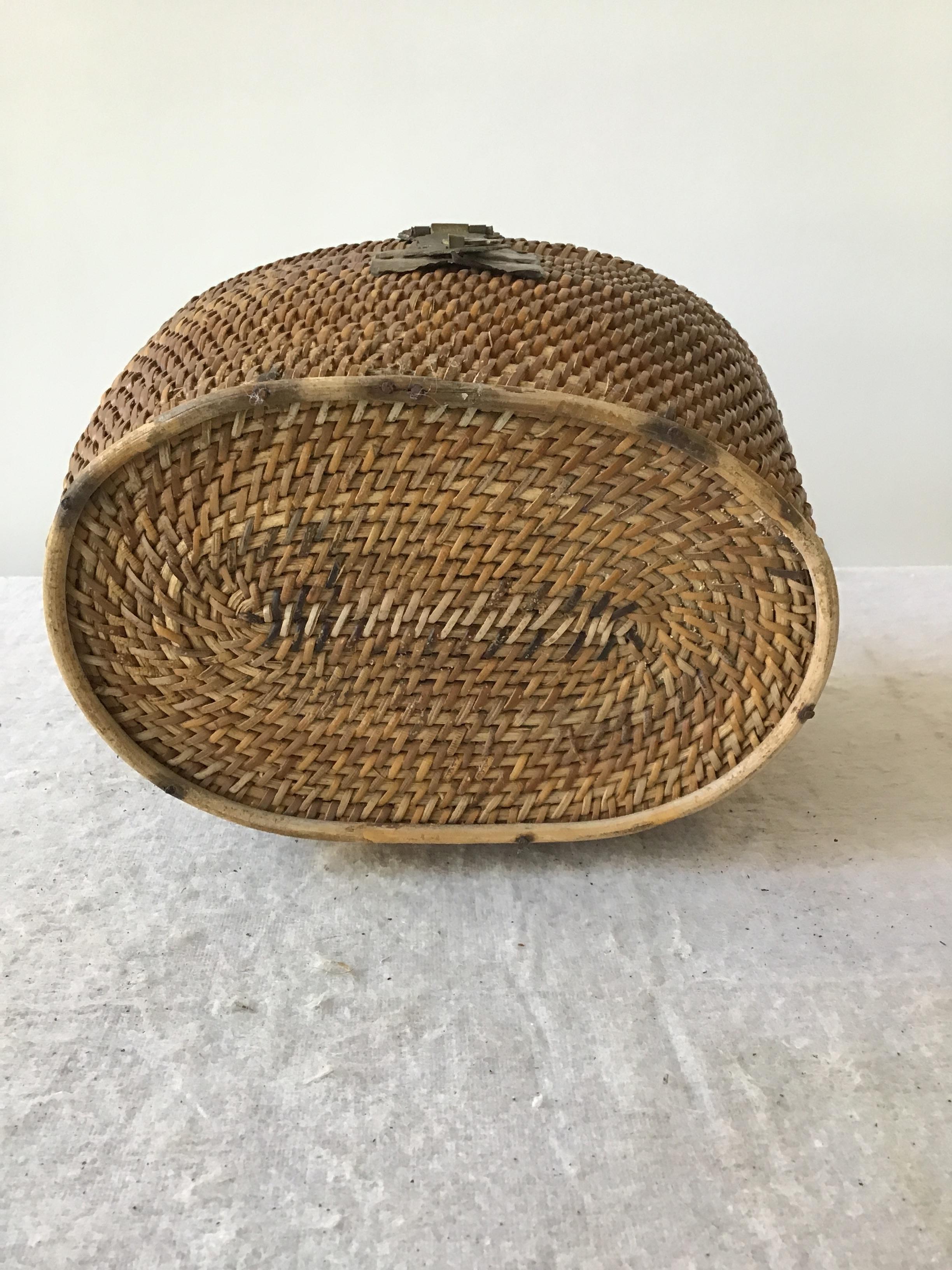 Panier à lunch chinois en osier et laiton des années 1920 en vente 7