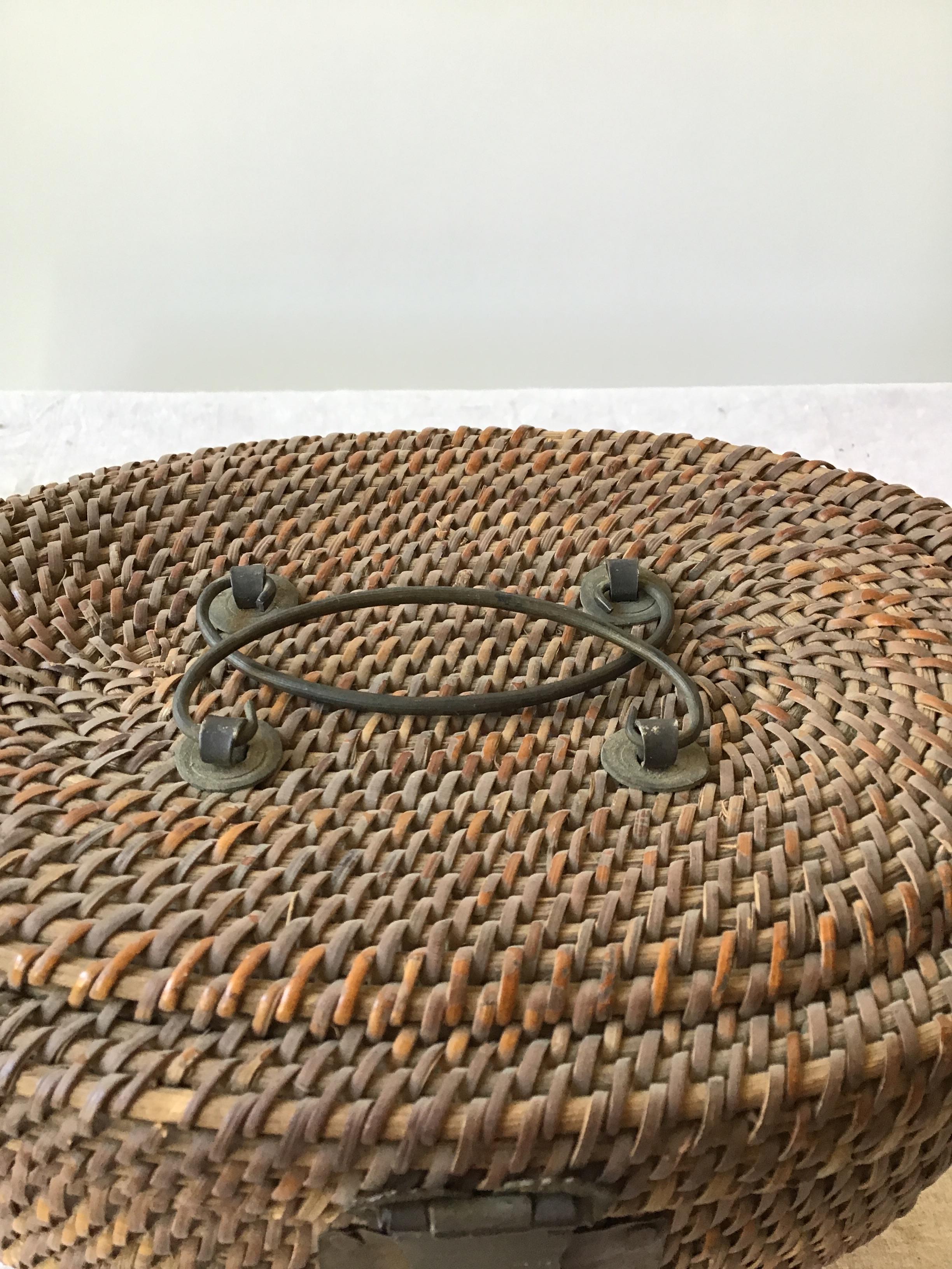 1920s Chinese Wicker and Brass Lunch Basket In Good Condition For Sale In Tarrytown, NY