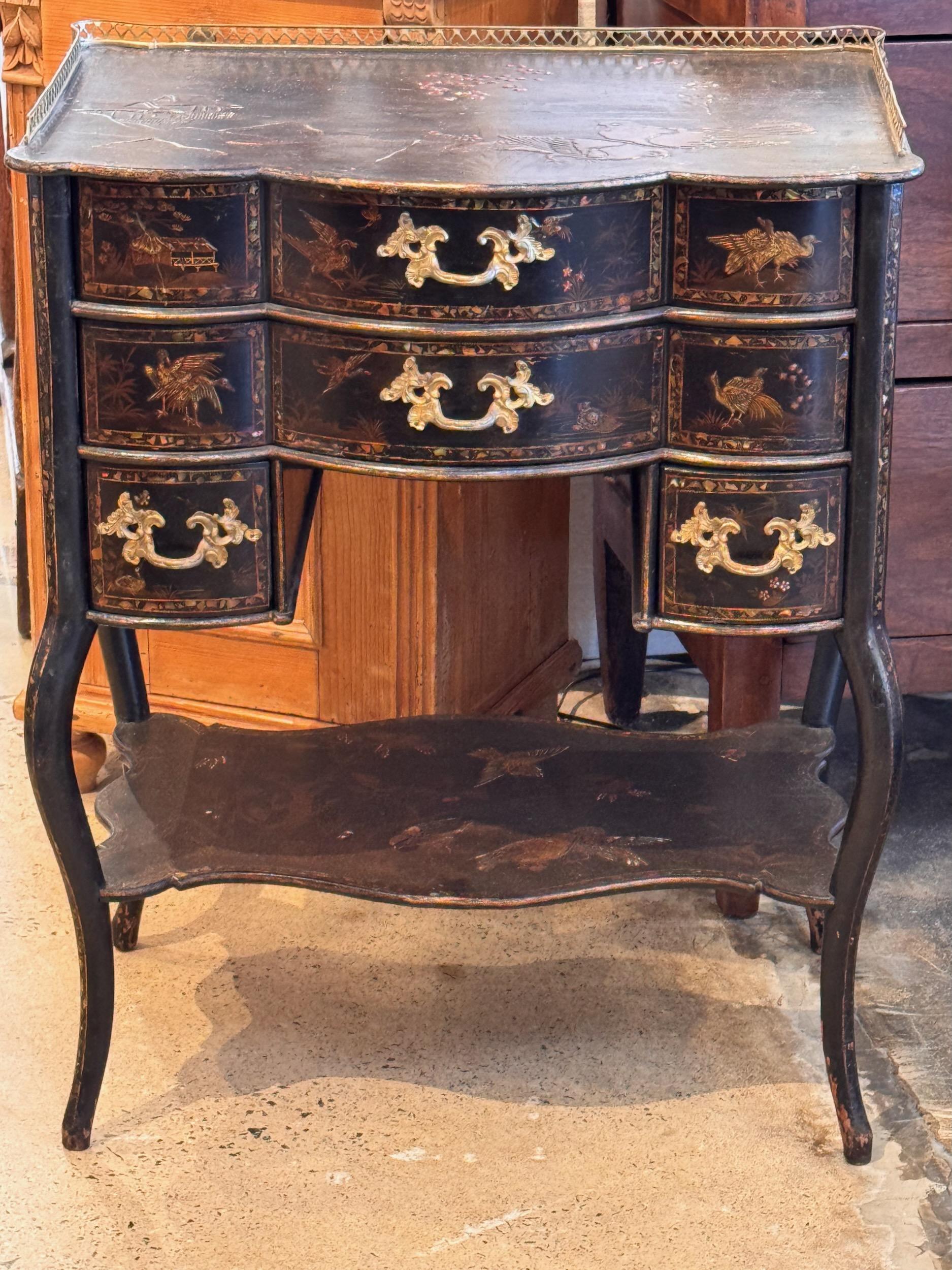 Cette pièce est magnifiquement décorée de chinoiseries. Il possède de nombreux tiroirs.