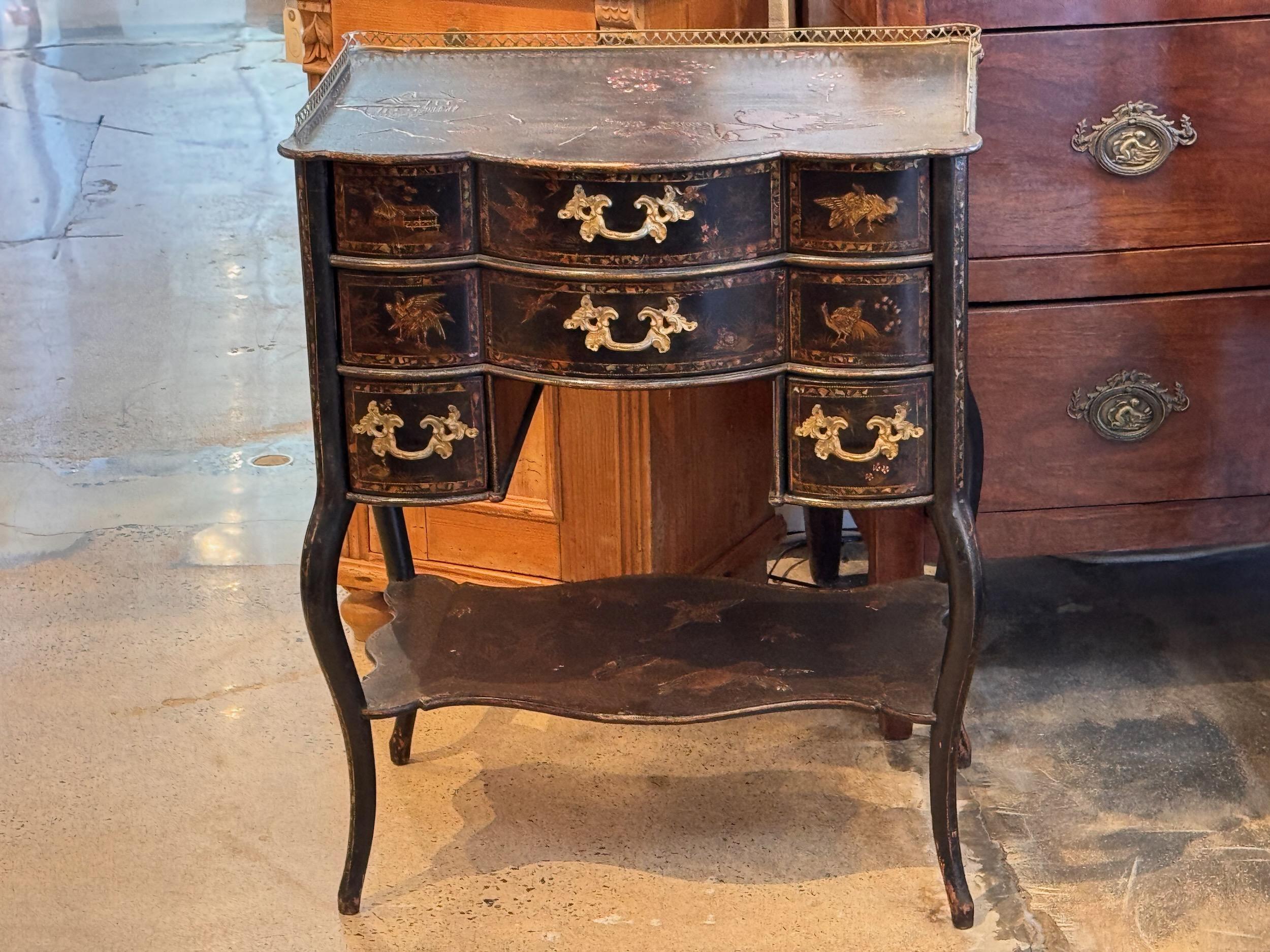 Cabinet Chinoiserie des années 1920 Bon état - En vente à Charlottesville, VA