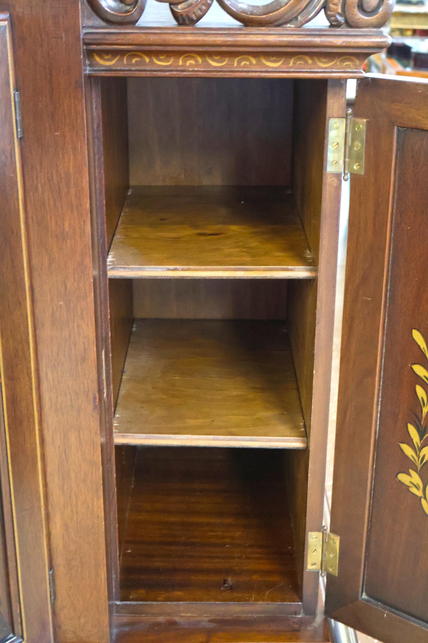 1920 Chinoiserie China Chippendale Figural China Curio Liquor Cabinet en venta 3