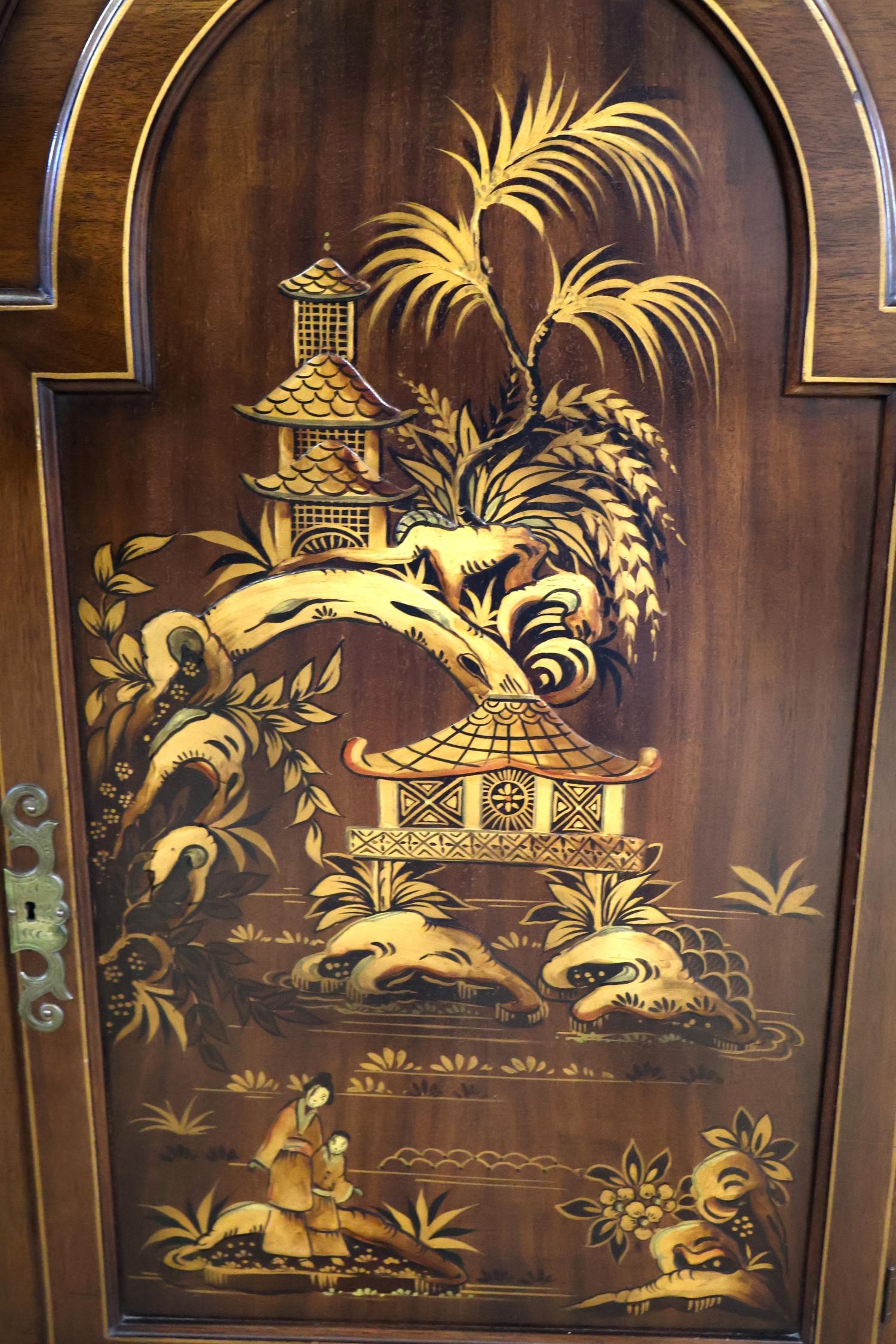 1920 Chinoiserie China Chippendale Figural China Curio Liquor Cabinet en venta 6