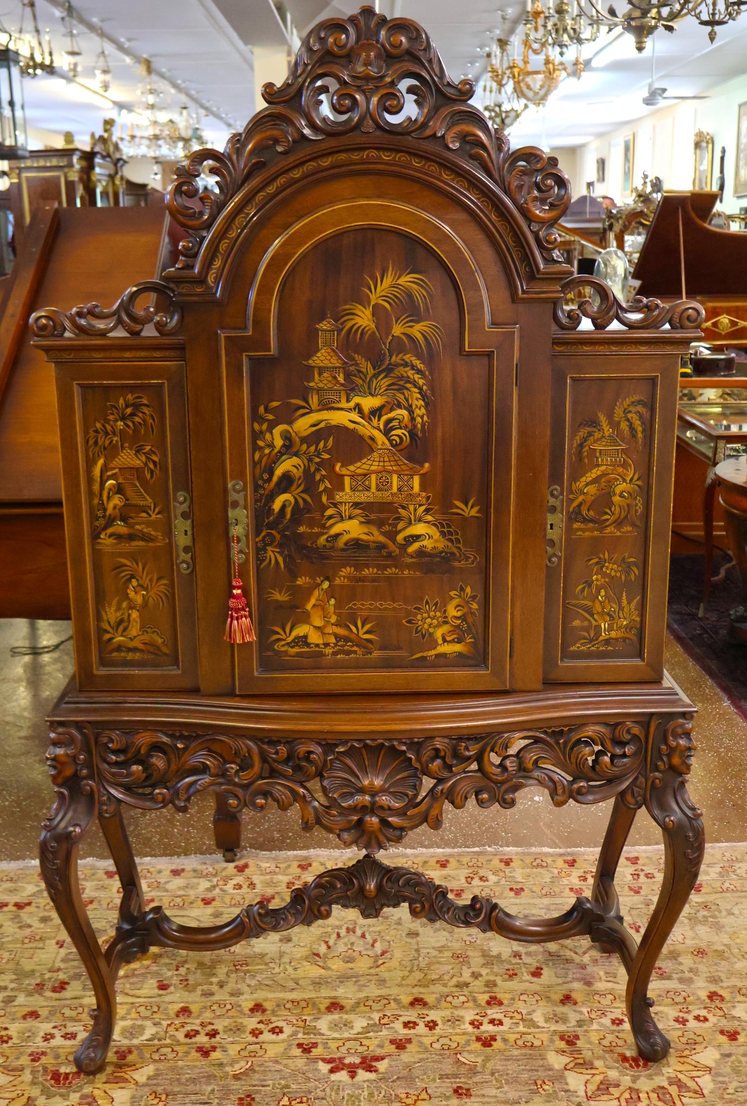 1920 Chinoiserie China Chippendale Figural China Curio Liquor Cabinet

Dimensiones : 48