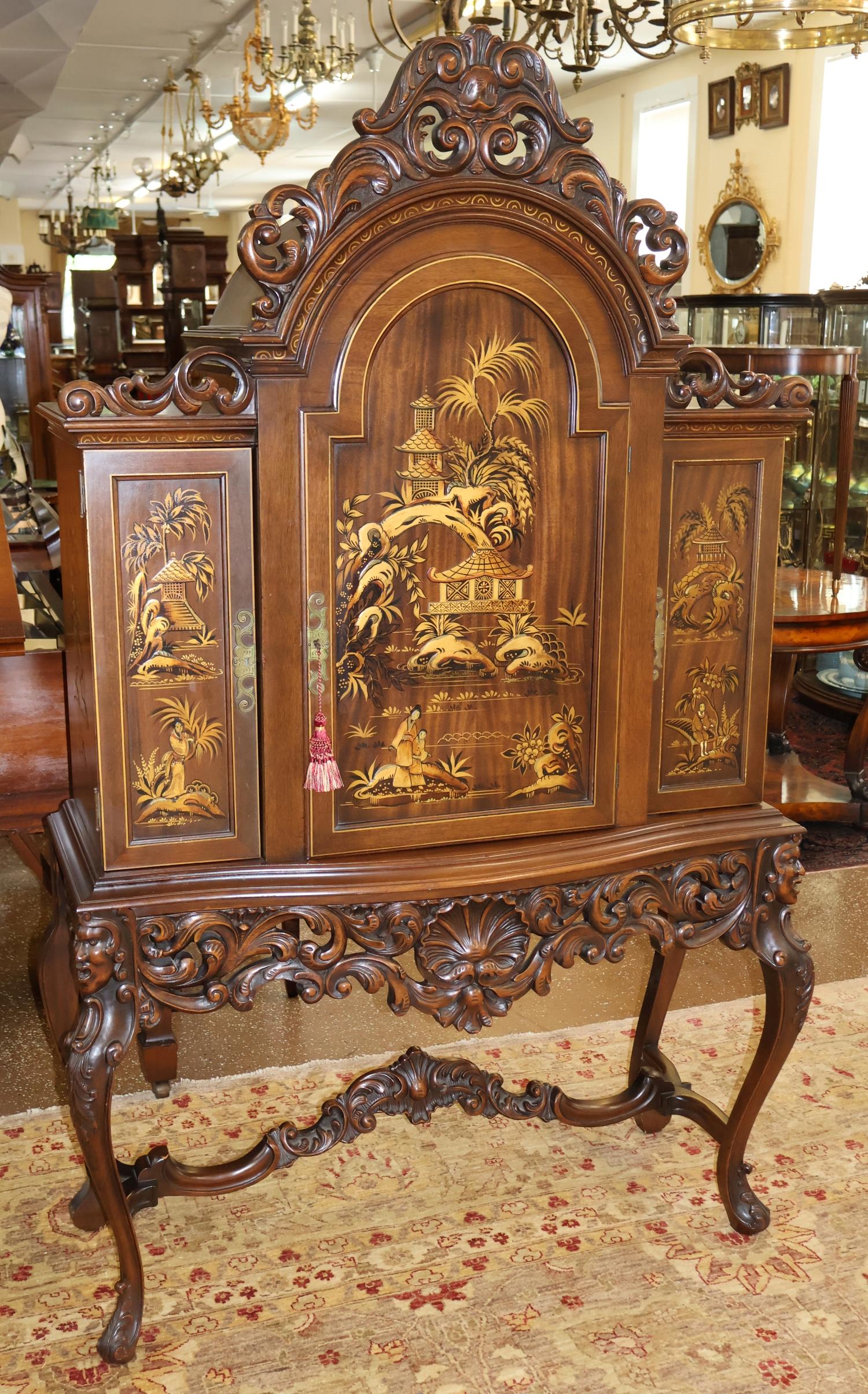 1920 Chinoiserie China Chippendale Figural China Curio Liquor Cabinet Chippendale chino en venta