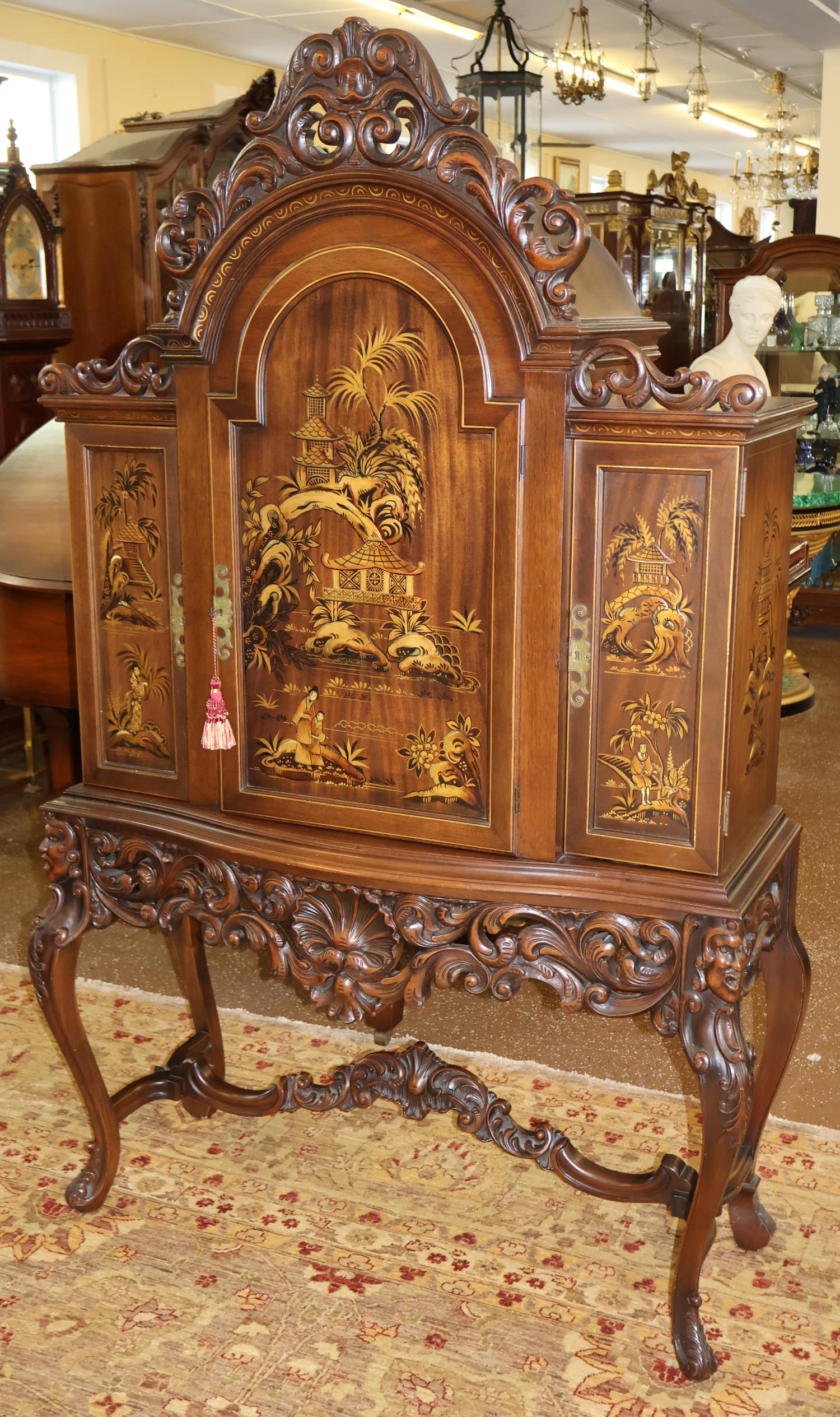 1920 Chinoiserie China Chippendale Figural China Curio Liquor Cabinet Estadounidense en venta