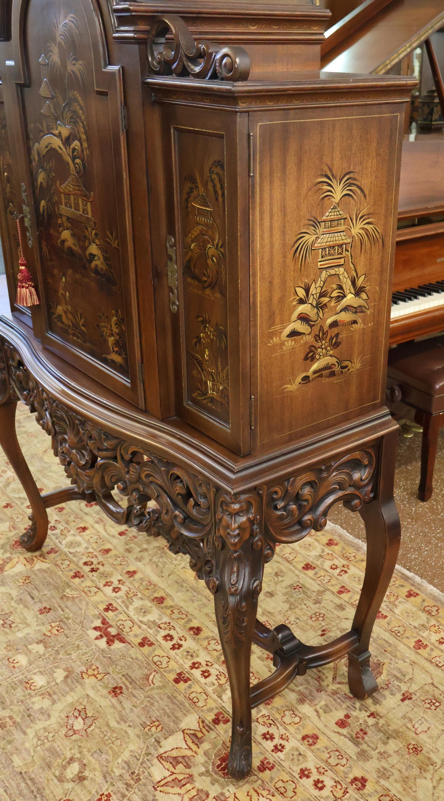 1920 Chinoiserie China Chippendale Figural China Curio Liquor Cabinet en Bueno estado para la venta en Long Branch, NJ