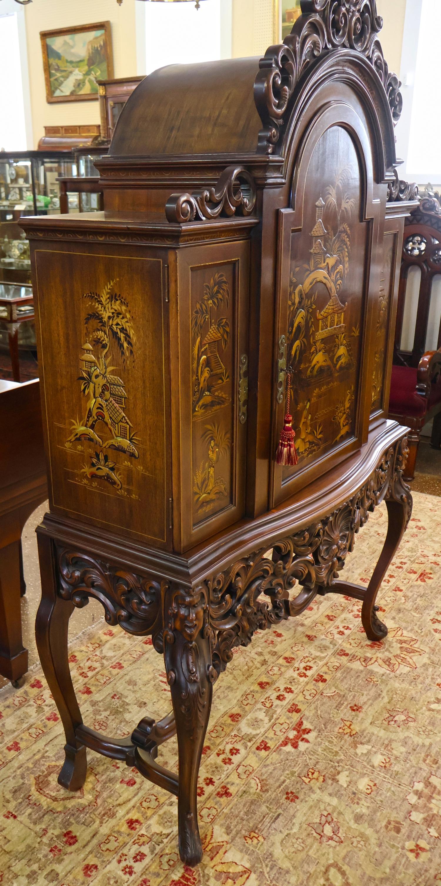 1920 Chinoiserie China Chippendale Figural China Curio Liquor Cabinet principios del siglo XX en venta