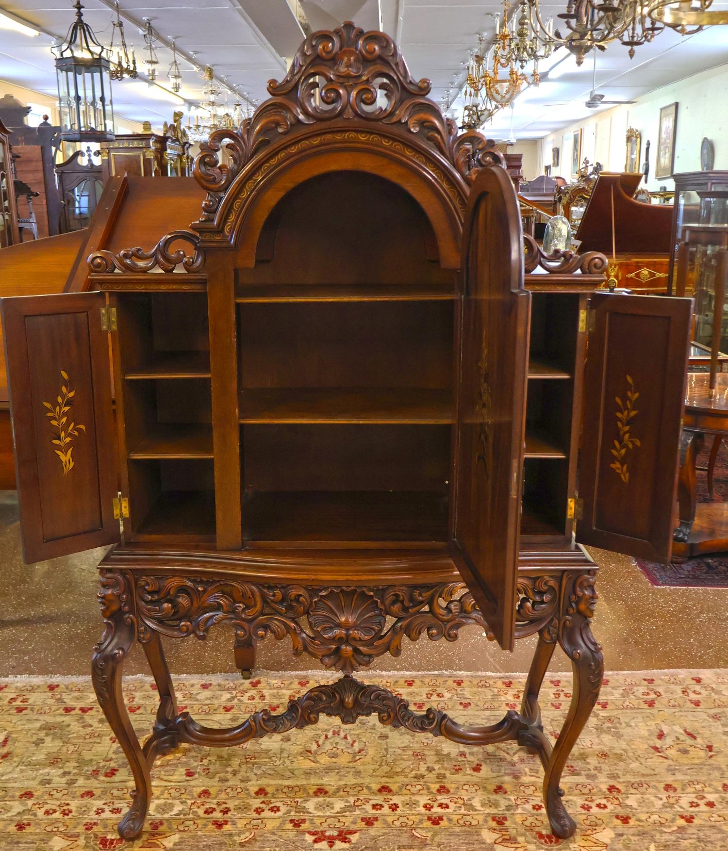 1920 Chinoiserie China Chippendale Figural China Curio Liquor Cabinet Nogal en venta