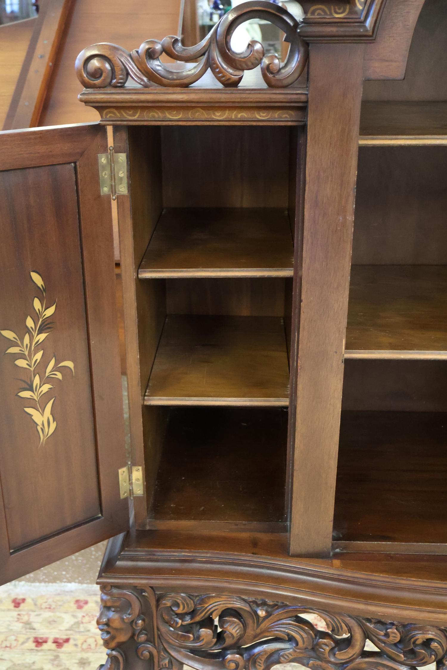 1920 Chinoiserie China Chippendale Figural China Curio Liquor Cabinet en venta 1
