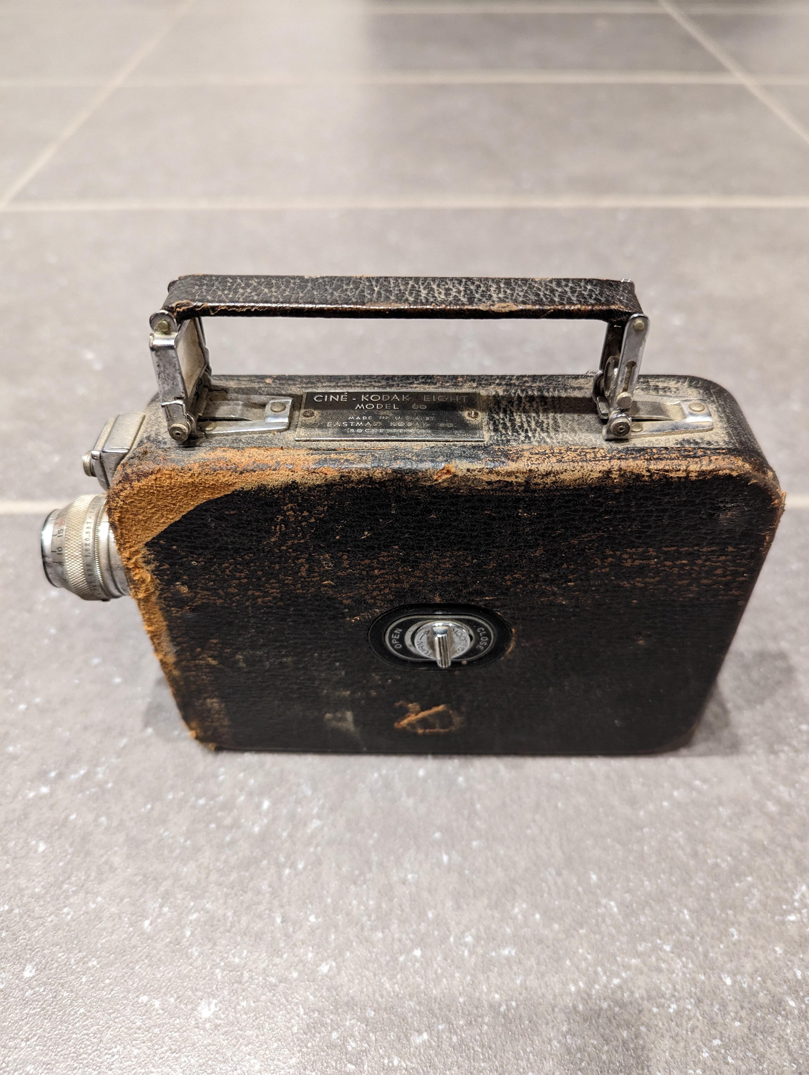 Caméra 8mm Kodak vintage de 1920.

Mauvais état, bien utilisé. Pièce décorative intéressante.