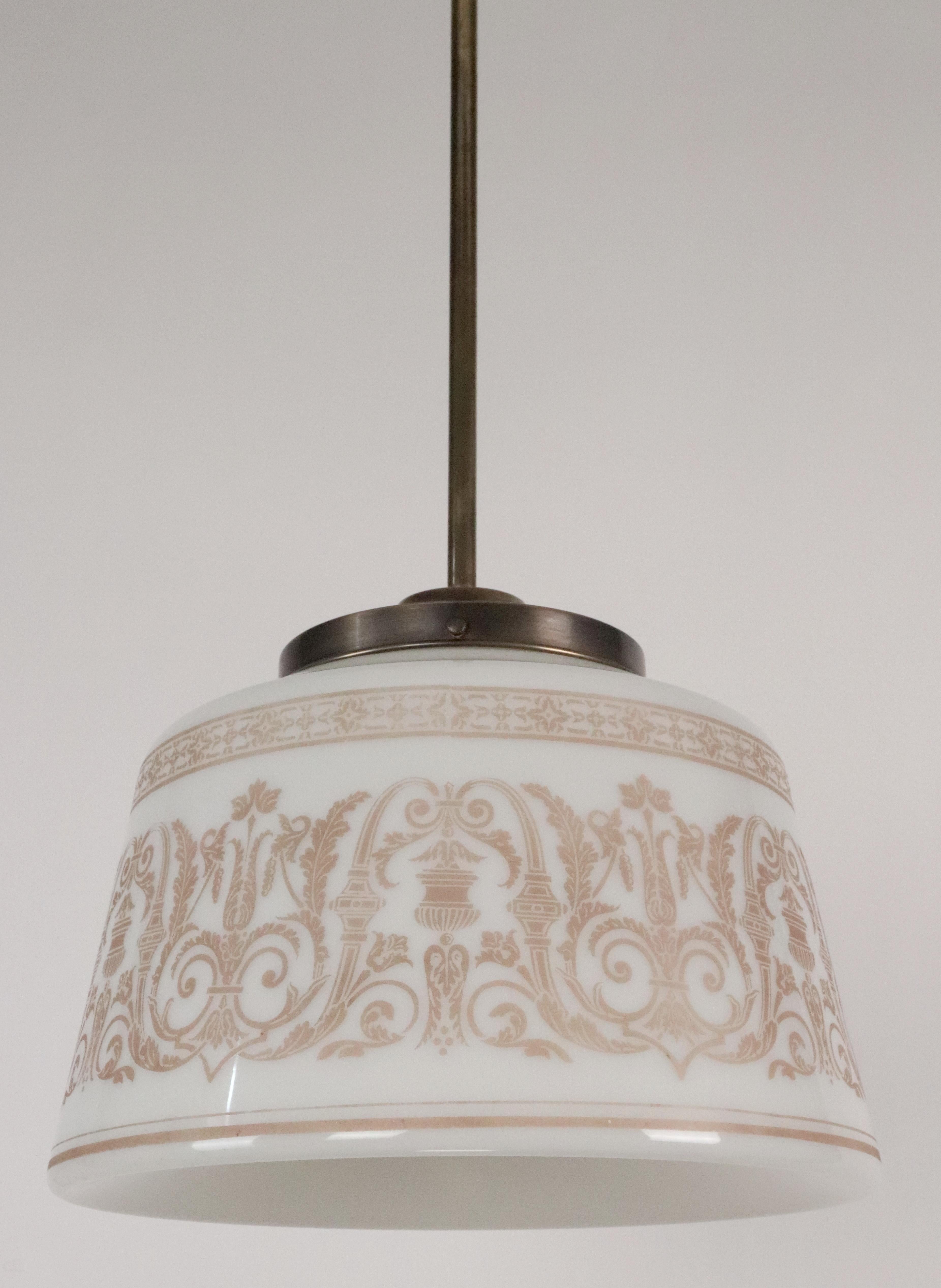 Lampe pendante tambour en verre au lait avec pochoirs, années 1920 en vente 7