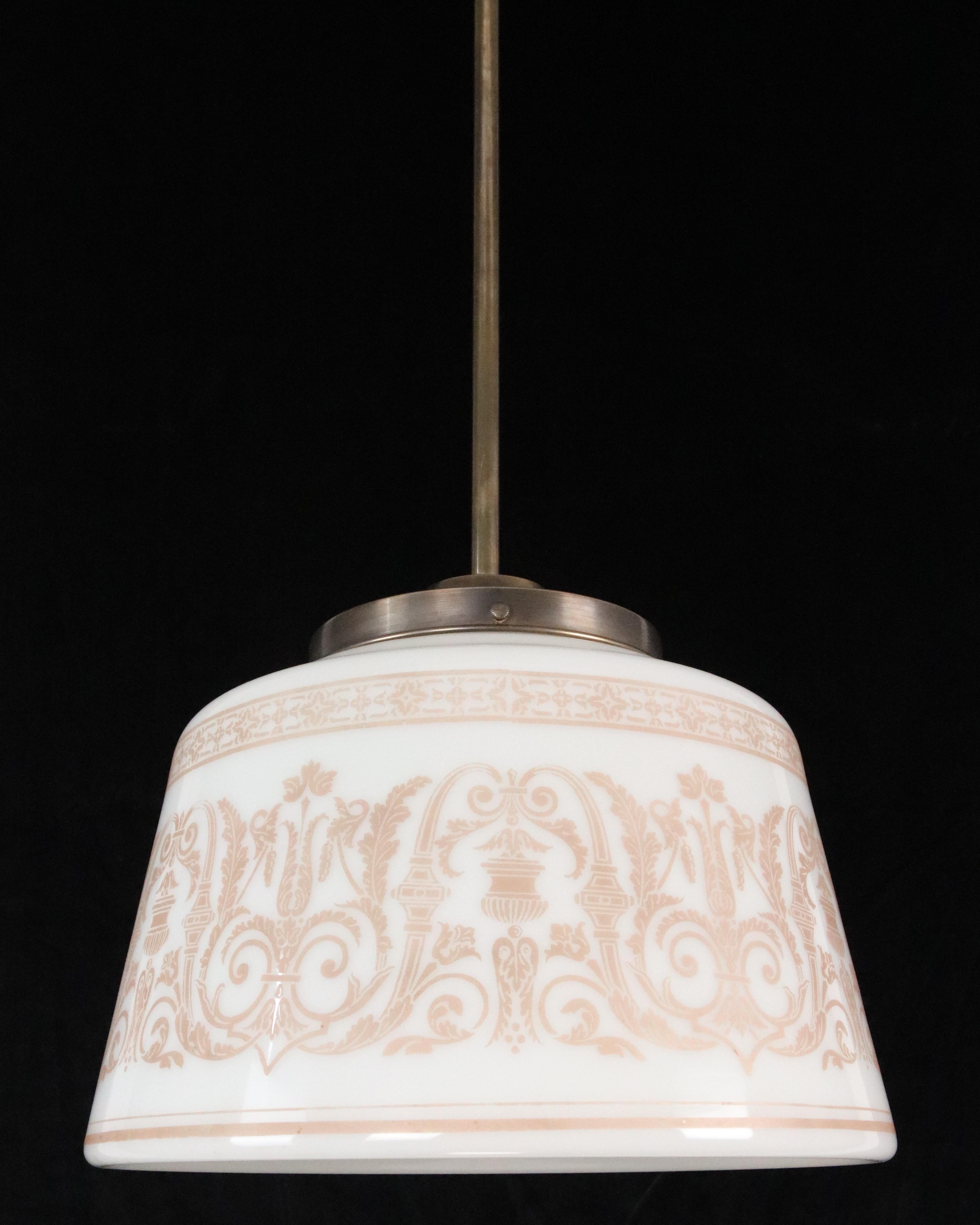 Américain Lampe pendante tambour en verre au lait avec pochoirs, années 1920 en vente