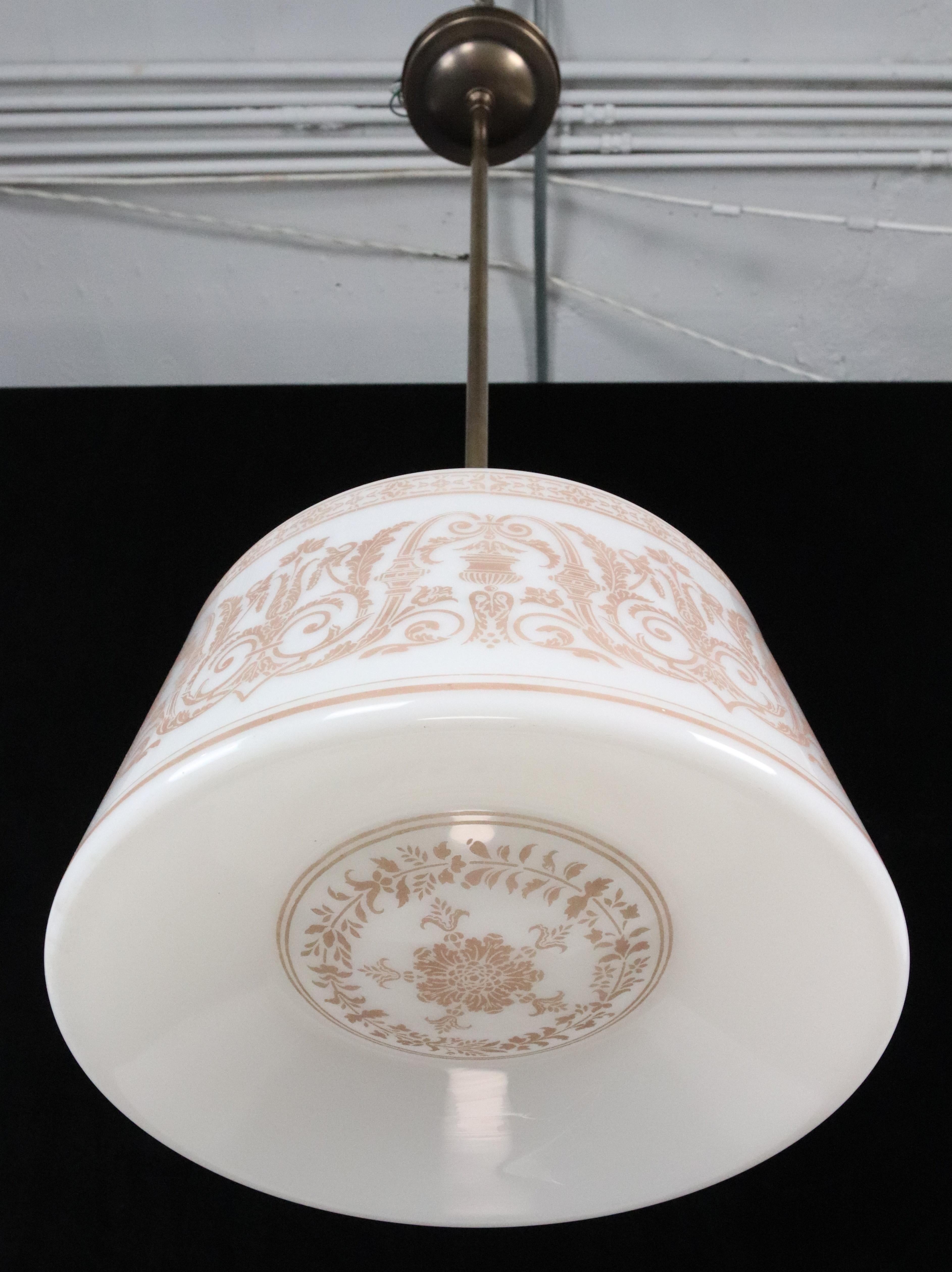 Début du 20ème siècle Lampe pendante tambour en verre au lait avec pochoirs, années 1920 en vente