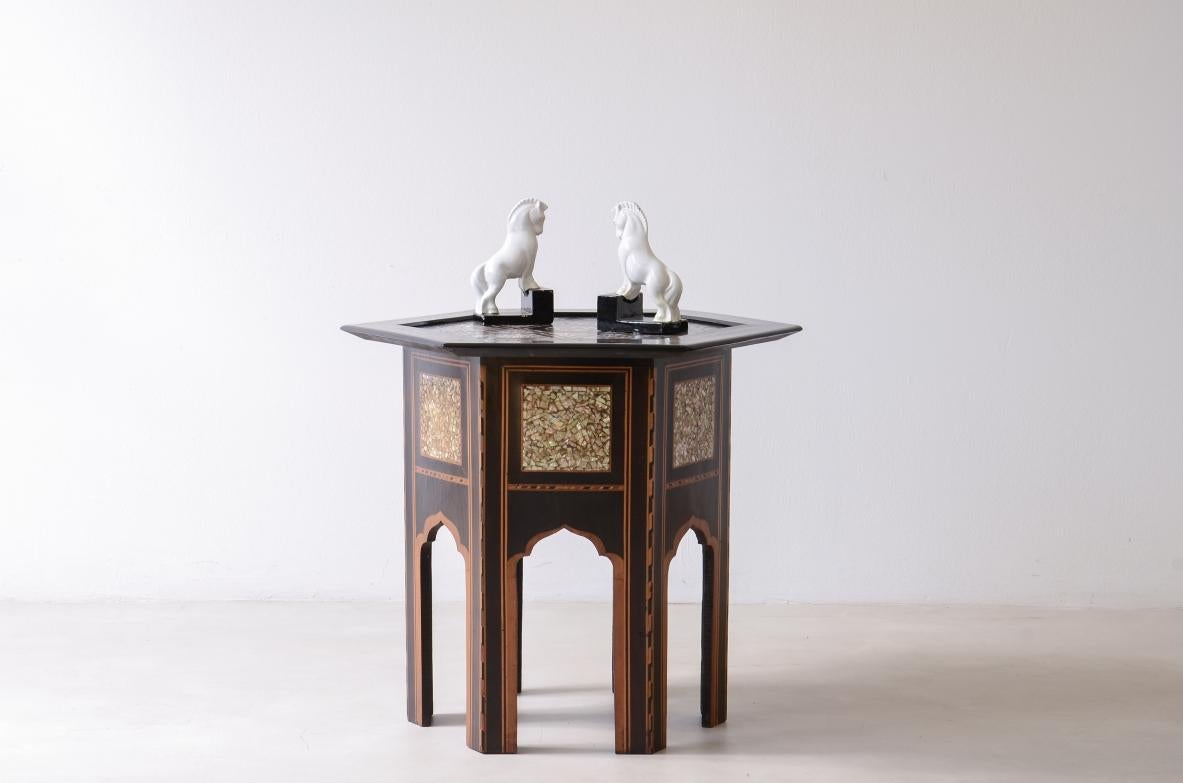 COD-2881
Mesa de centro colonial de madera ebonizada y nácar.

Fabricación italiana, hacia 1930.