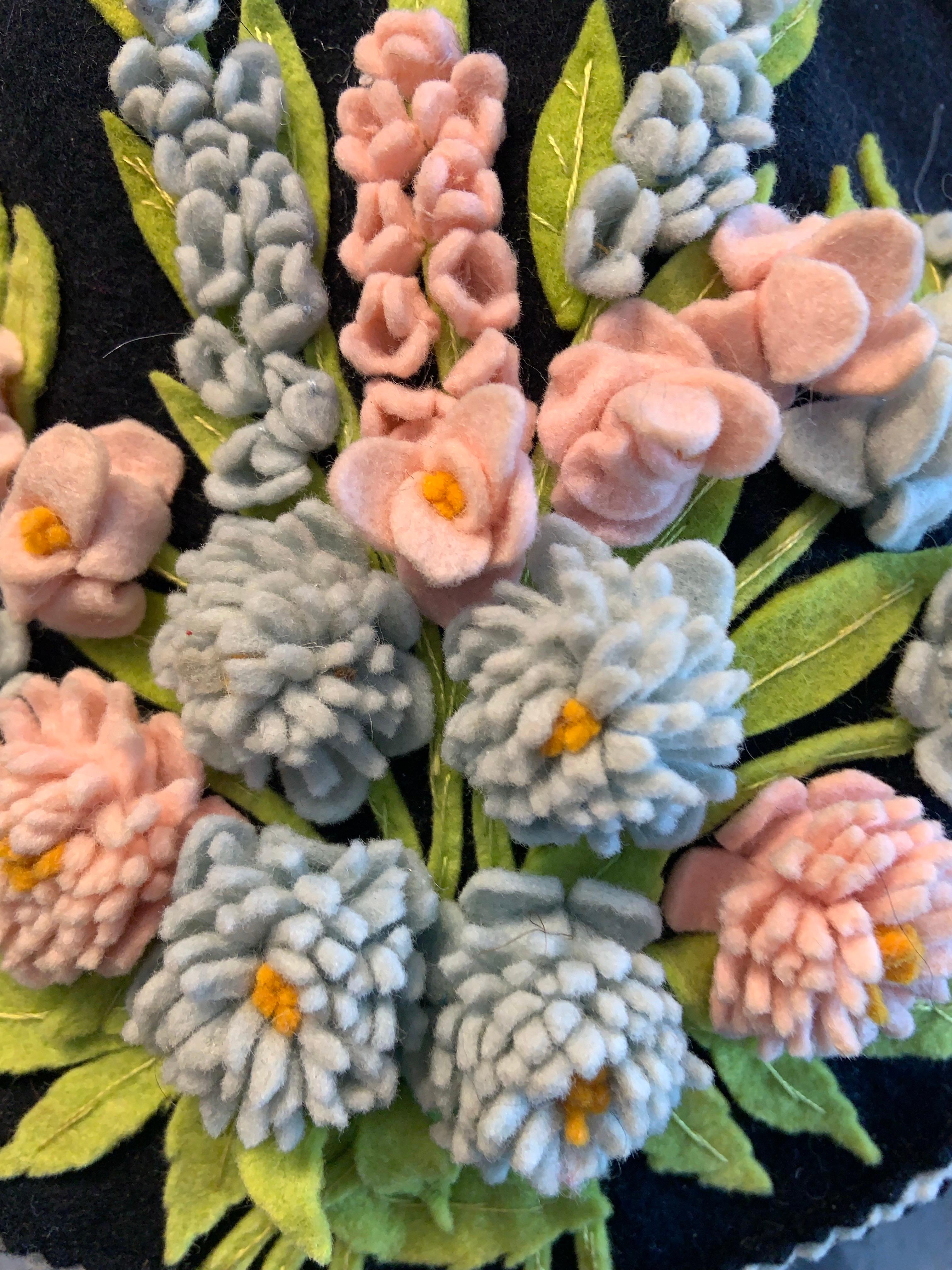 Noir Sac à main en feutre à appliques florales colorées des années 1920 en vente