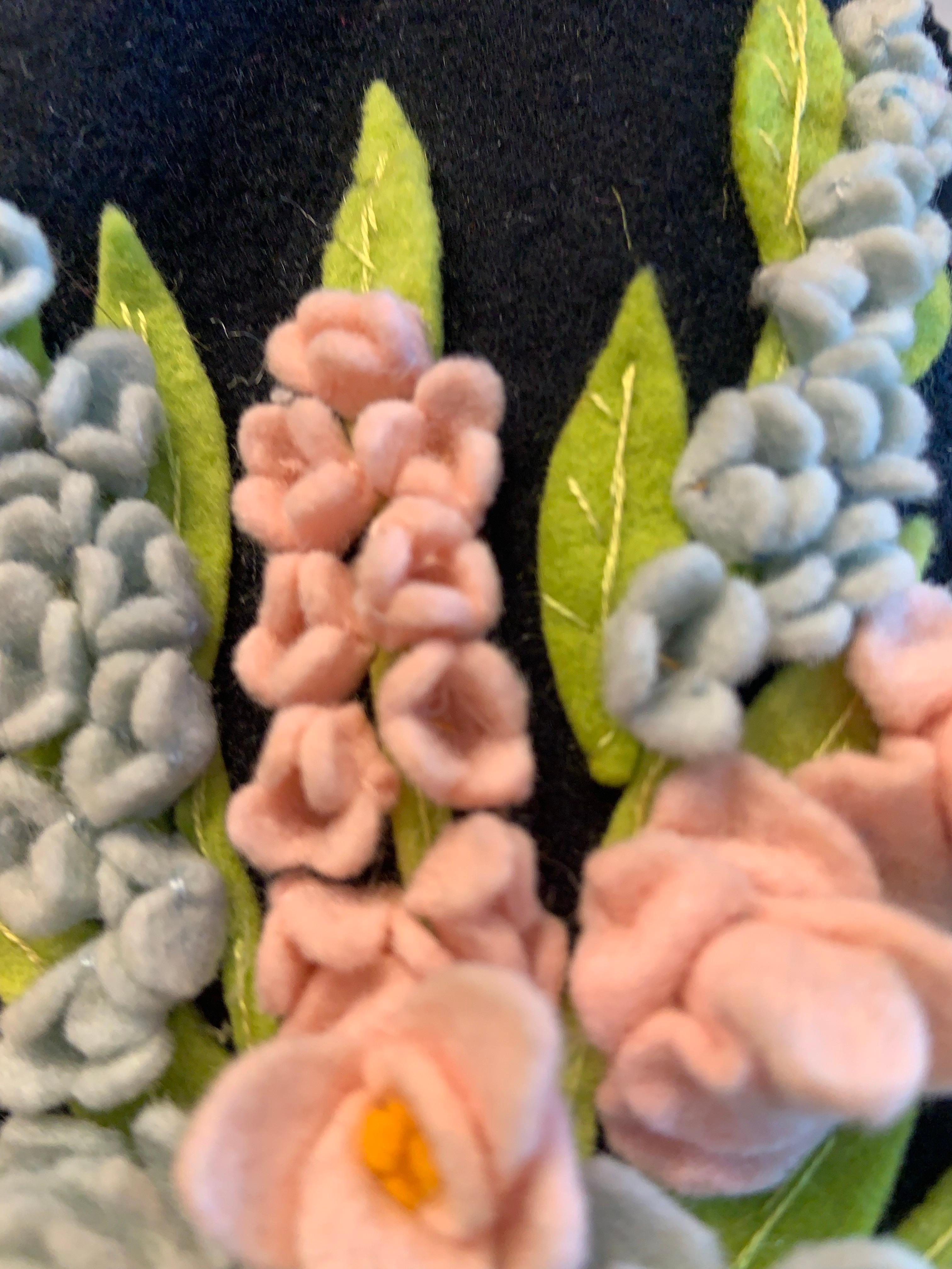 Sac à main en feutre à appliques florales colorées des années 1920 Excellent état - En vente à New Hope, PA