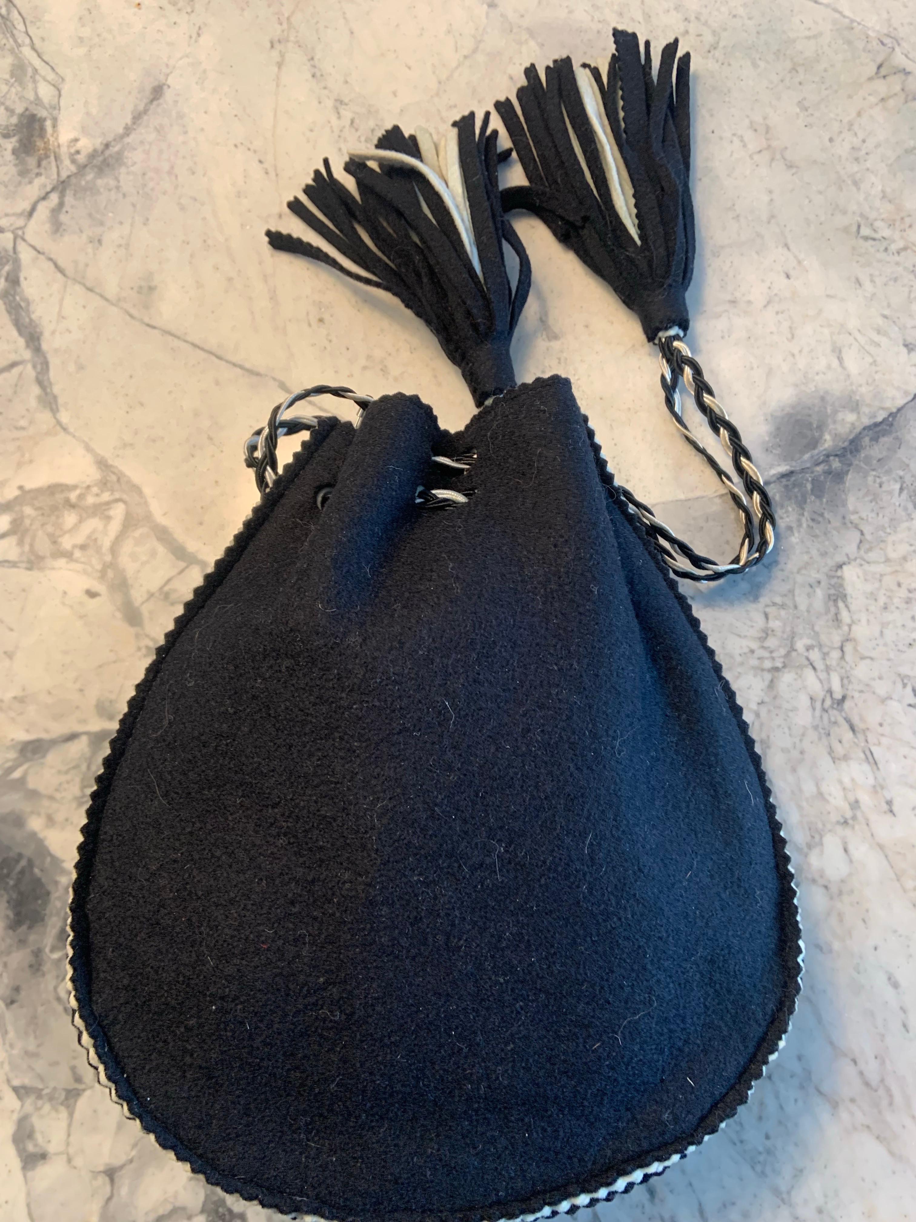 Sac à main en feutre à appliques florales colorées des années 1920 en vente 1