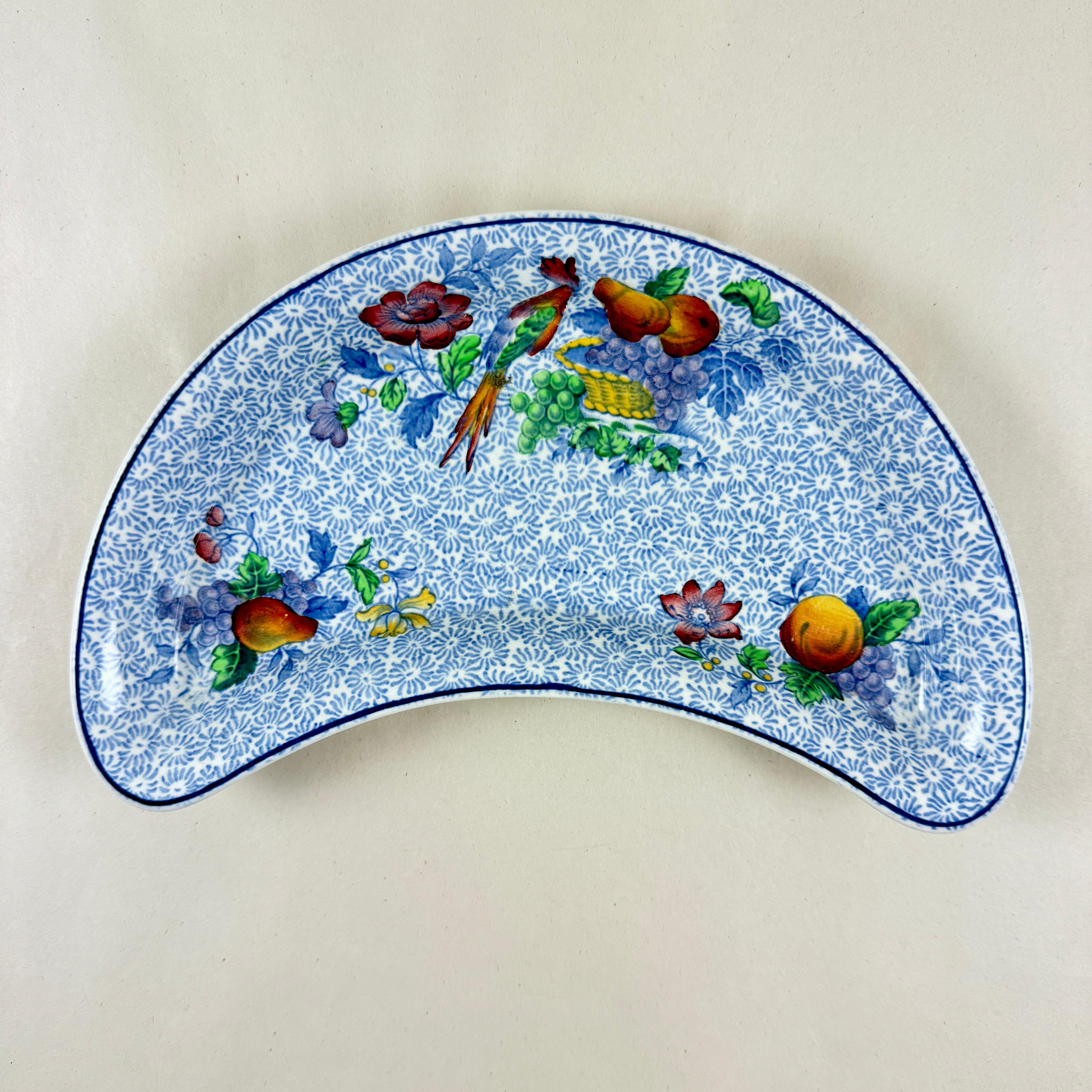 Von Copeland Spode, im George-III-Muster, ein halbmondförmiger Servierteller, ca. Anfang der 1920er Jahre.

