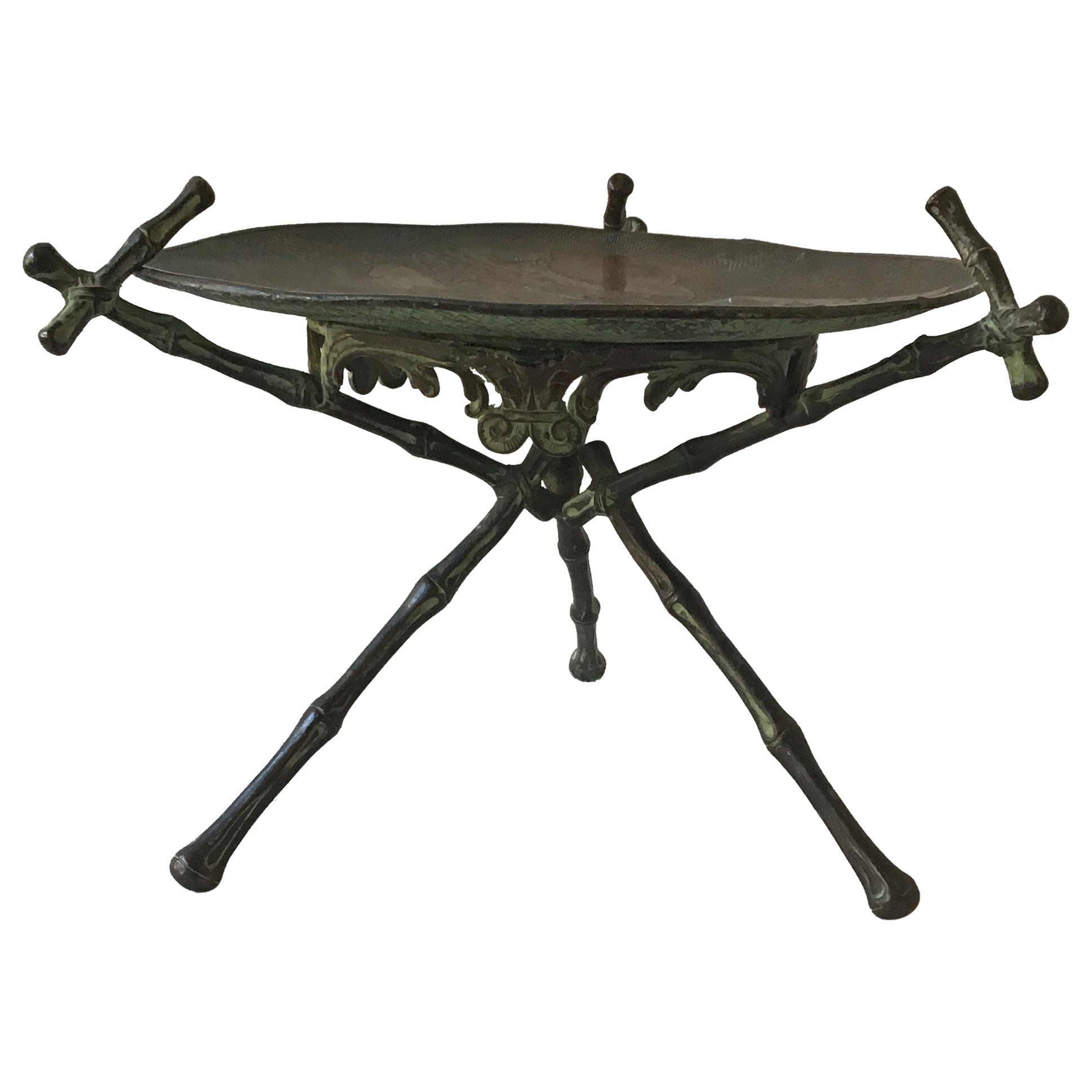 Plat ou disque en cuivre estampillé des années 1920 avec Patina sur Stand en faux bambou de cuivre