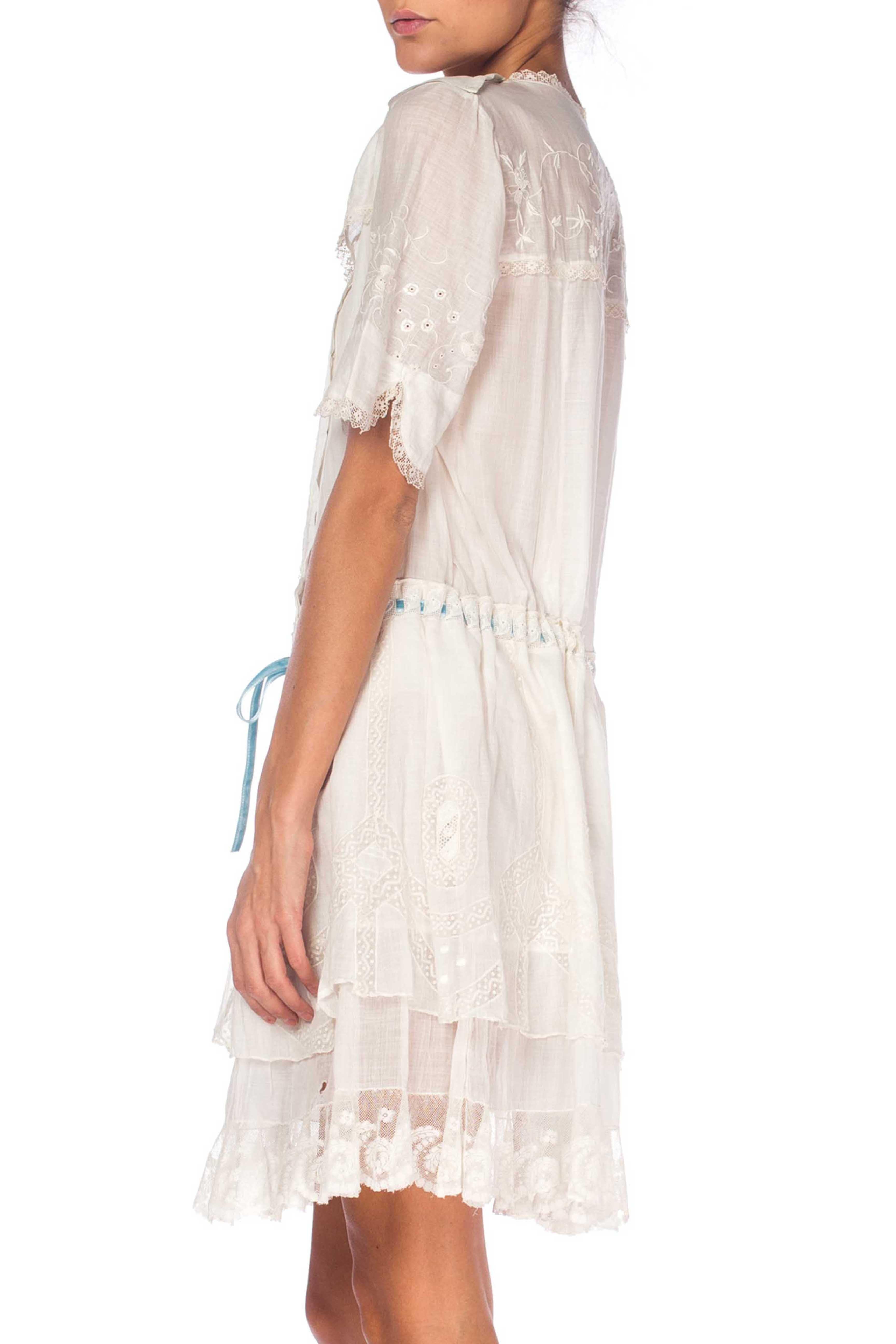 Beige Robe de jeune fille édouardienne en voile de coton biologique blanc brodé à la main avec La en vente