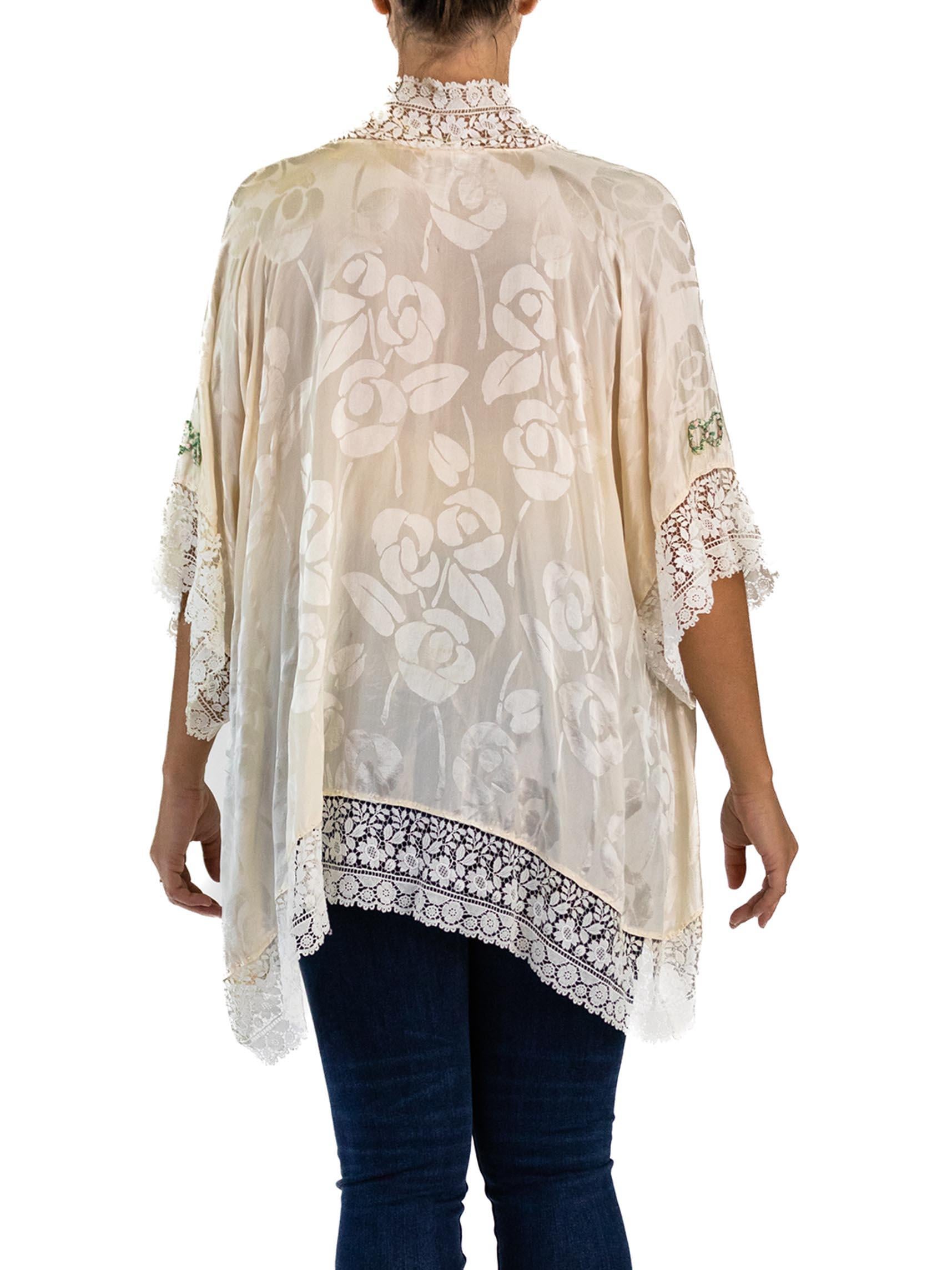 1920S Cream Floral Silk Jacquard Bed Jacket With Antique Lace In Excellent Condition For Sale In New York, NY