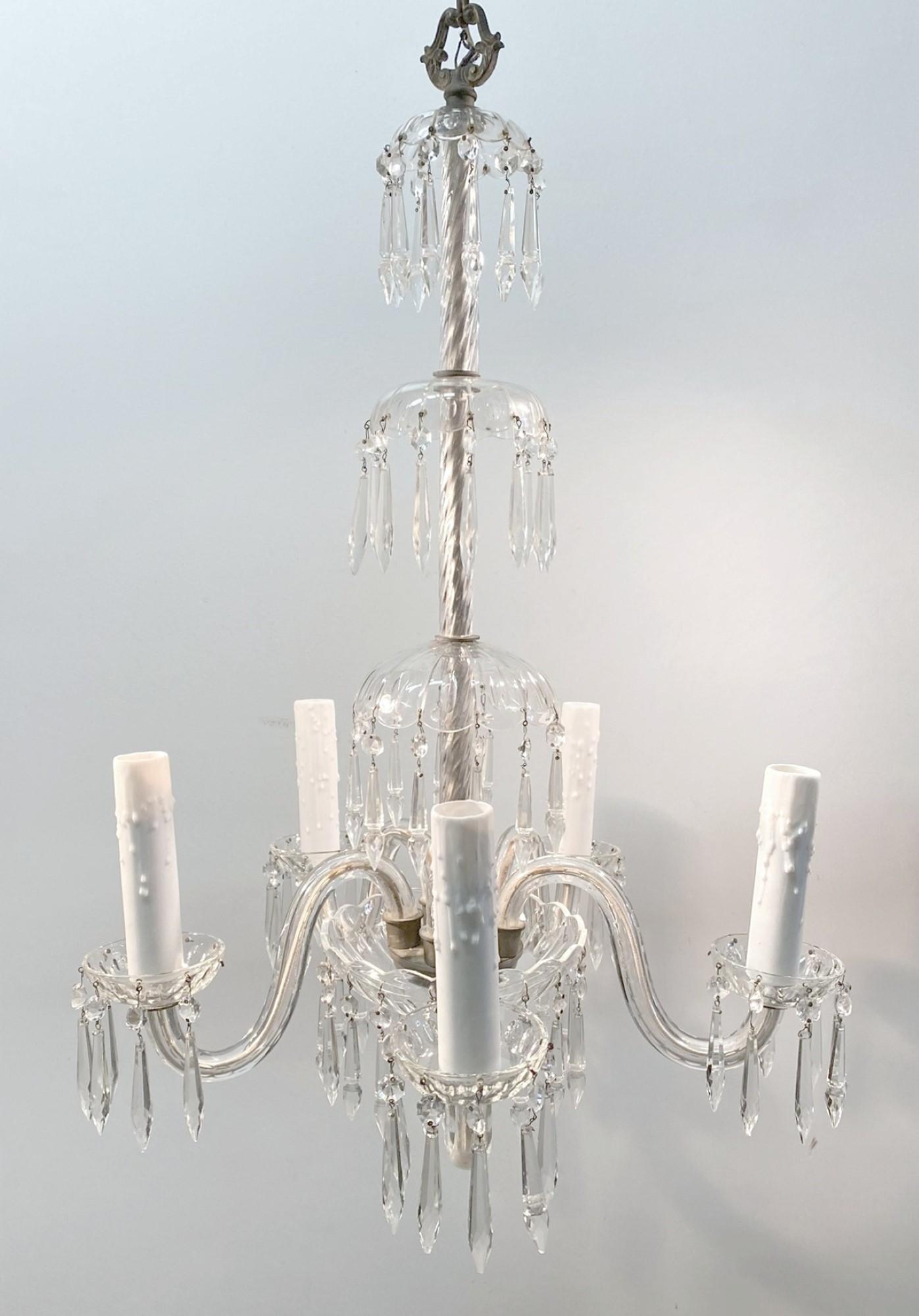 Lustre à cinq bras en cristal des années 1920 avec de longs cristaux en aiguille et 5 lampes candélabres. Nettoyé et recâblé. Veuillez noter que cet article se trouve dans l'un de nos bureaux de New York.