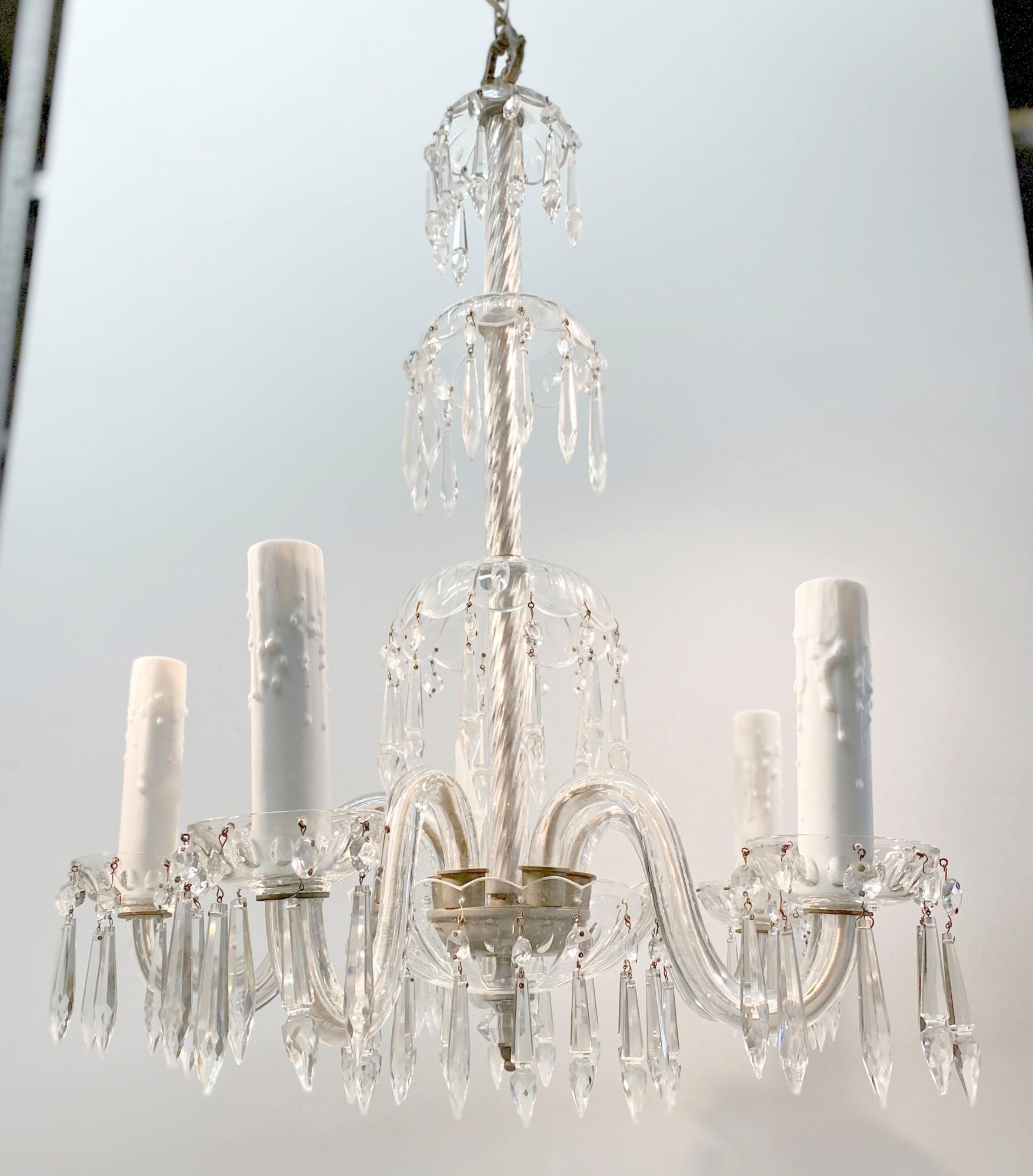 Lustre en cristal des années 1920 à 5 bras et longs cristaux Bon état - En vente à New York, NY