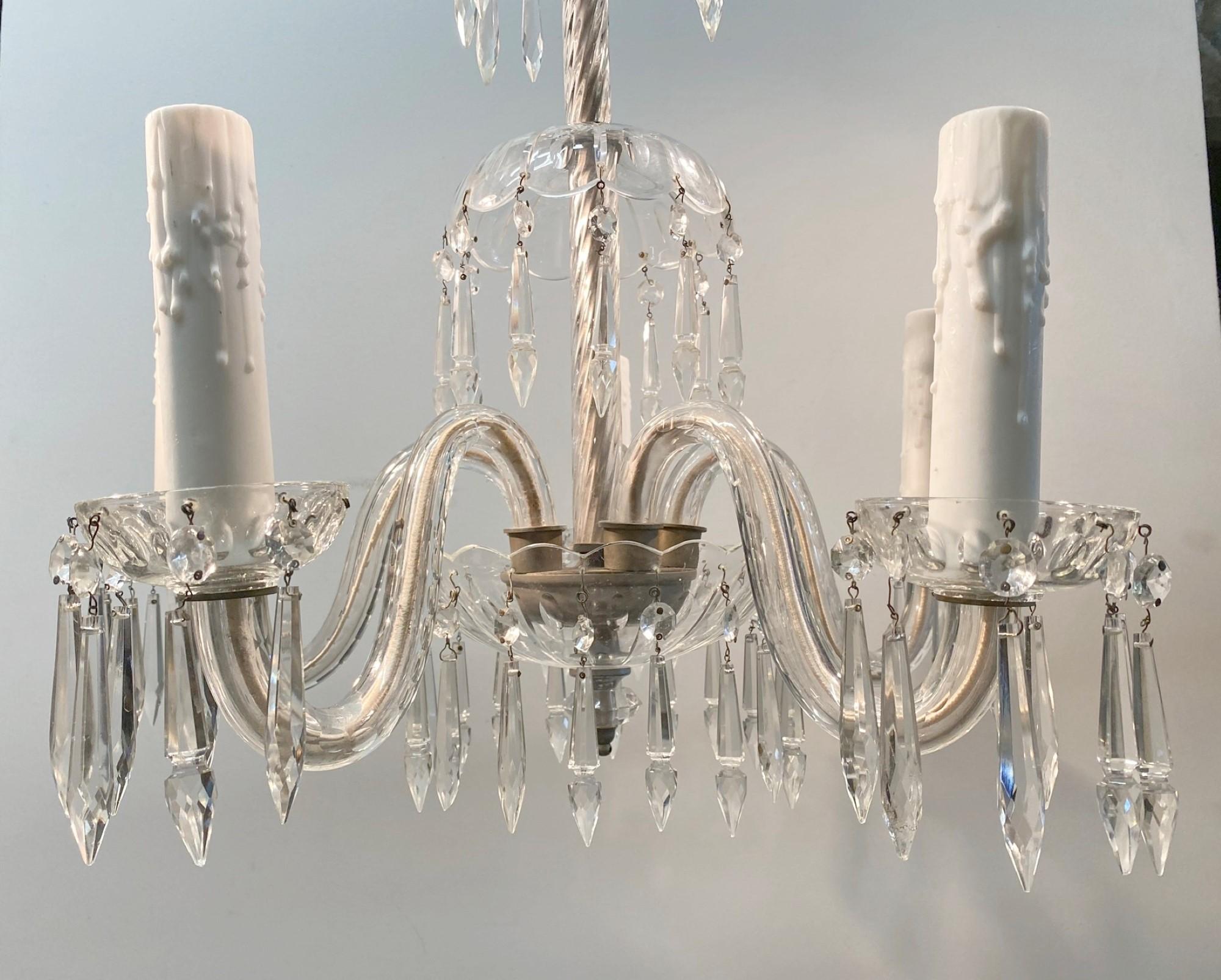 Lampadario di cristallo anni '20 con 5 bracci e lunghi cristalli in vendita 3