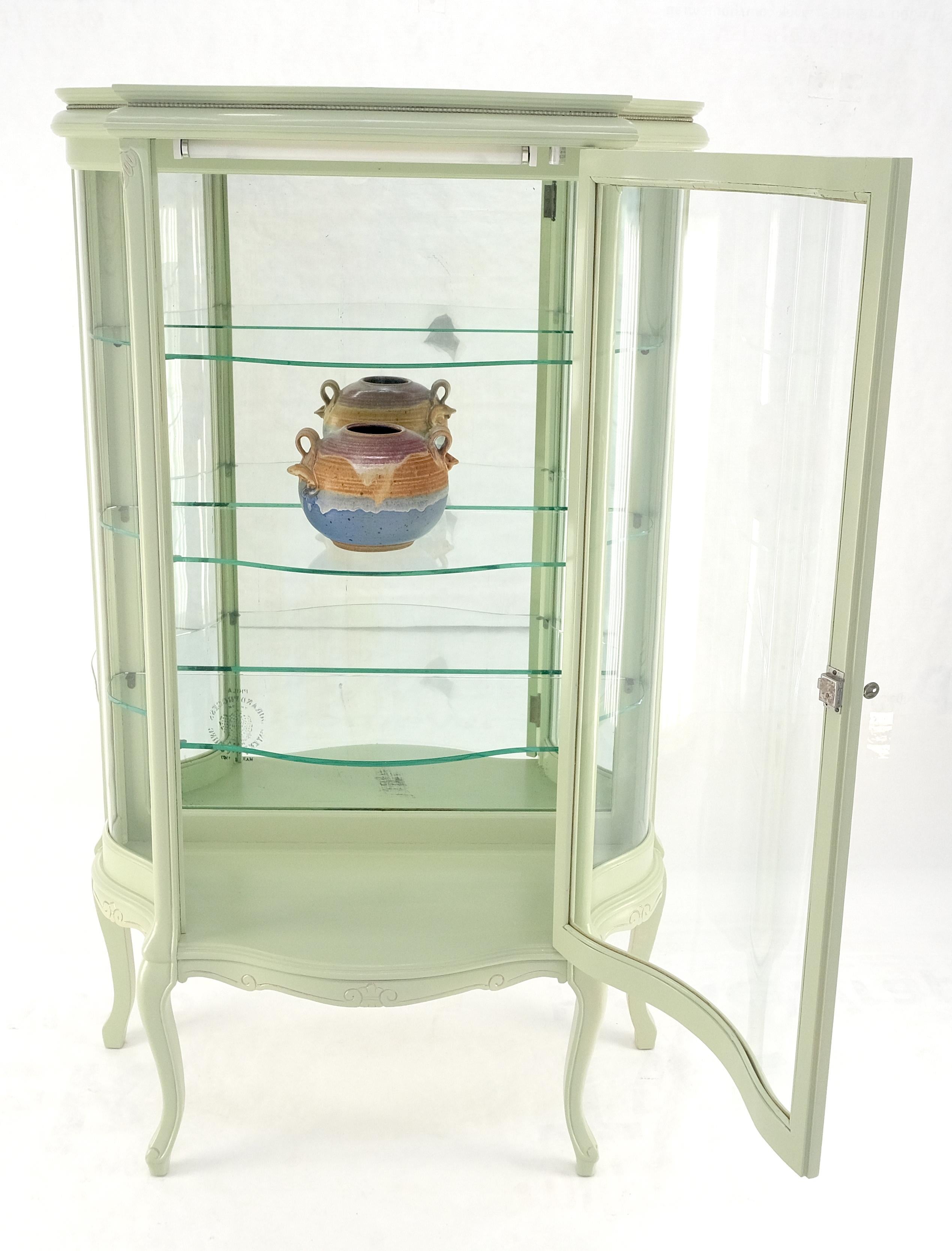 Américain Vitrine en verre incurvée des années 1920, finition laquée ton Olive, MINT ! en vente