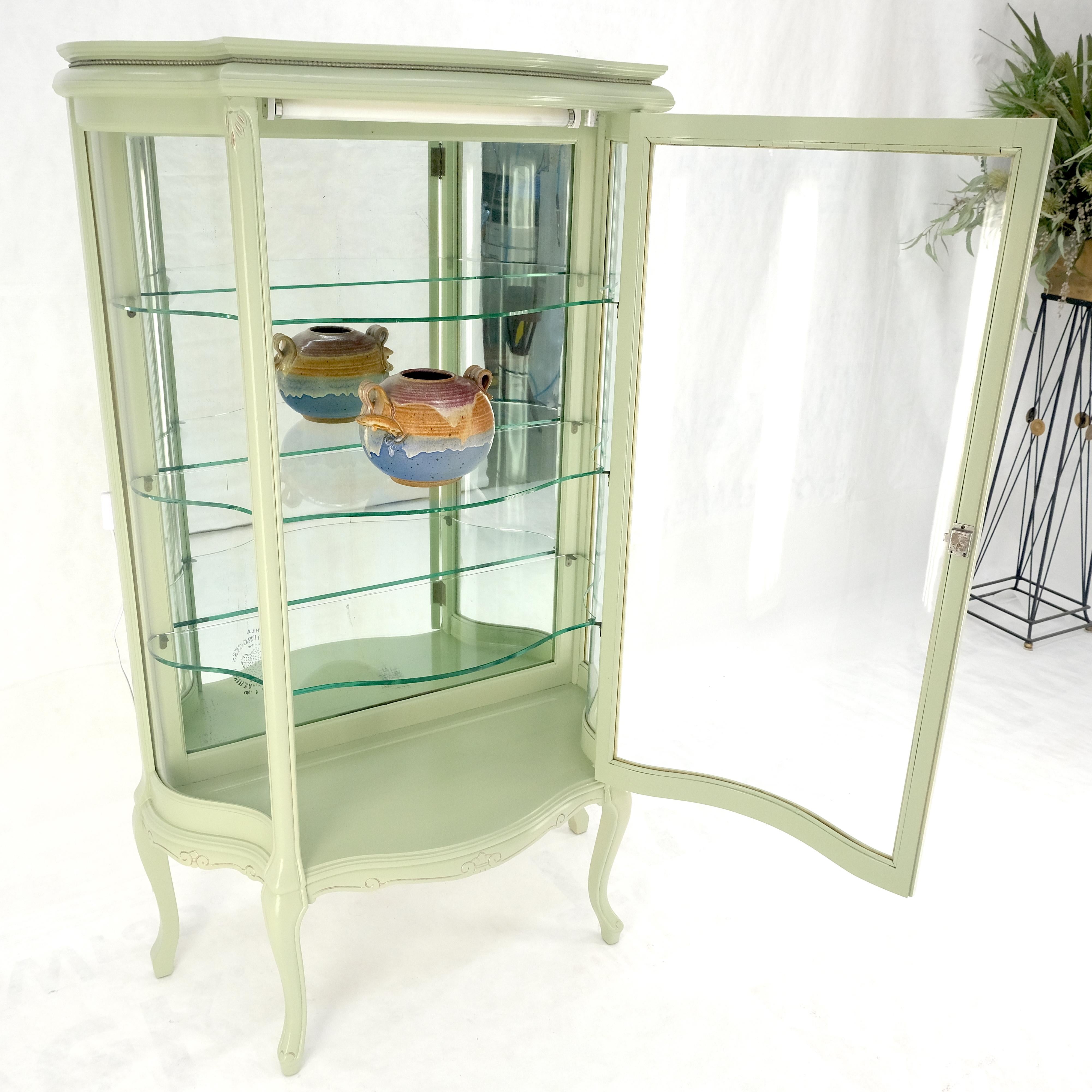 Vitrine en verre incurvée des années 1920, finition laquée ton Olive, MINT ! Excellent état - En vente à Rockaway, NJ