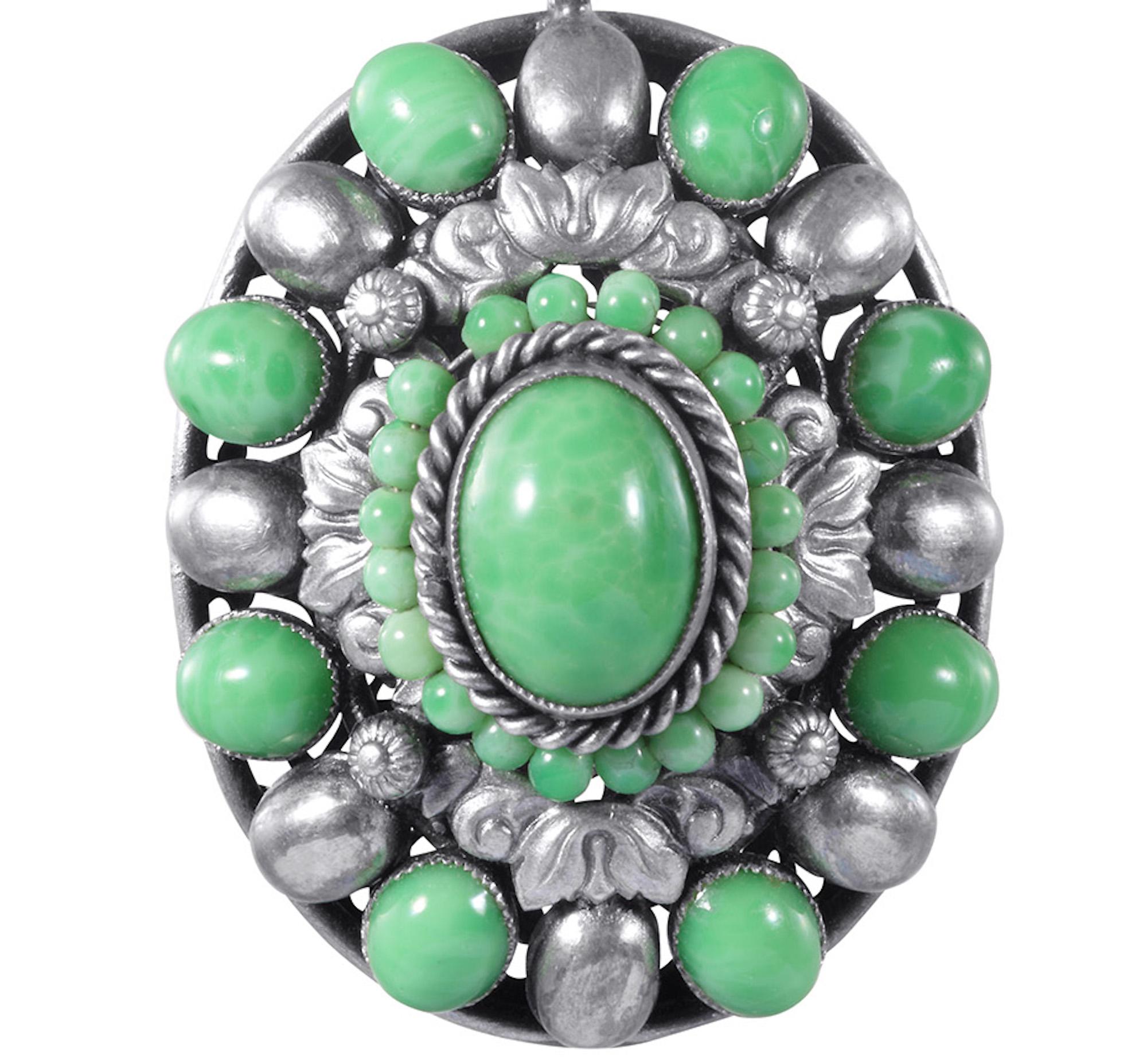 Questa bellissima collana con ciondolo in vetro di Pechino degli anni '20 è molto probabilmente di origine ceca e sospettiamo che possa essere opera dei fratelli Neiger, designer cechi di bigiotteria. Il ciondolo di forma ovale presenta grandi